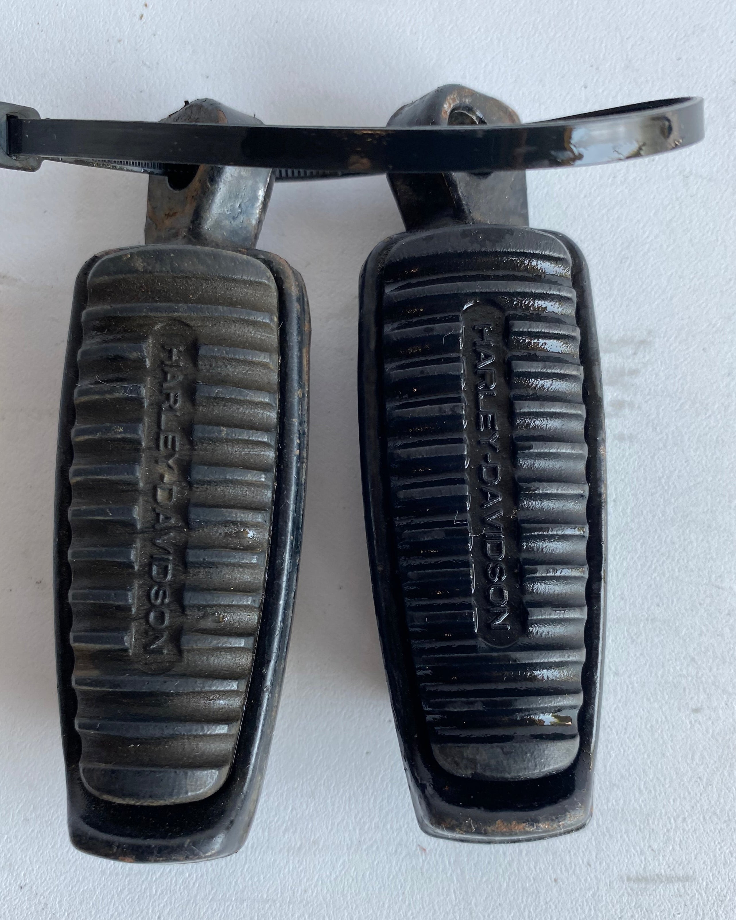 Jeu de cales pieds Sportster, VROD Harley Davidson REF OEM 33134-07CAZ & 33135-07CAZ