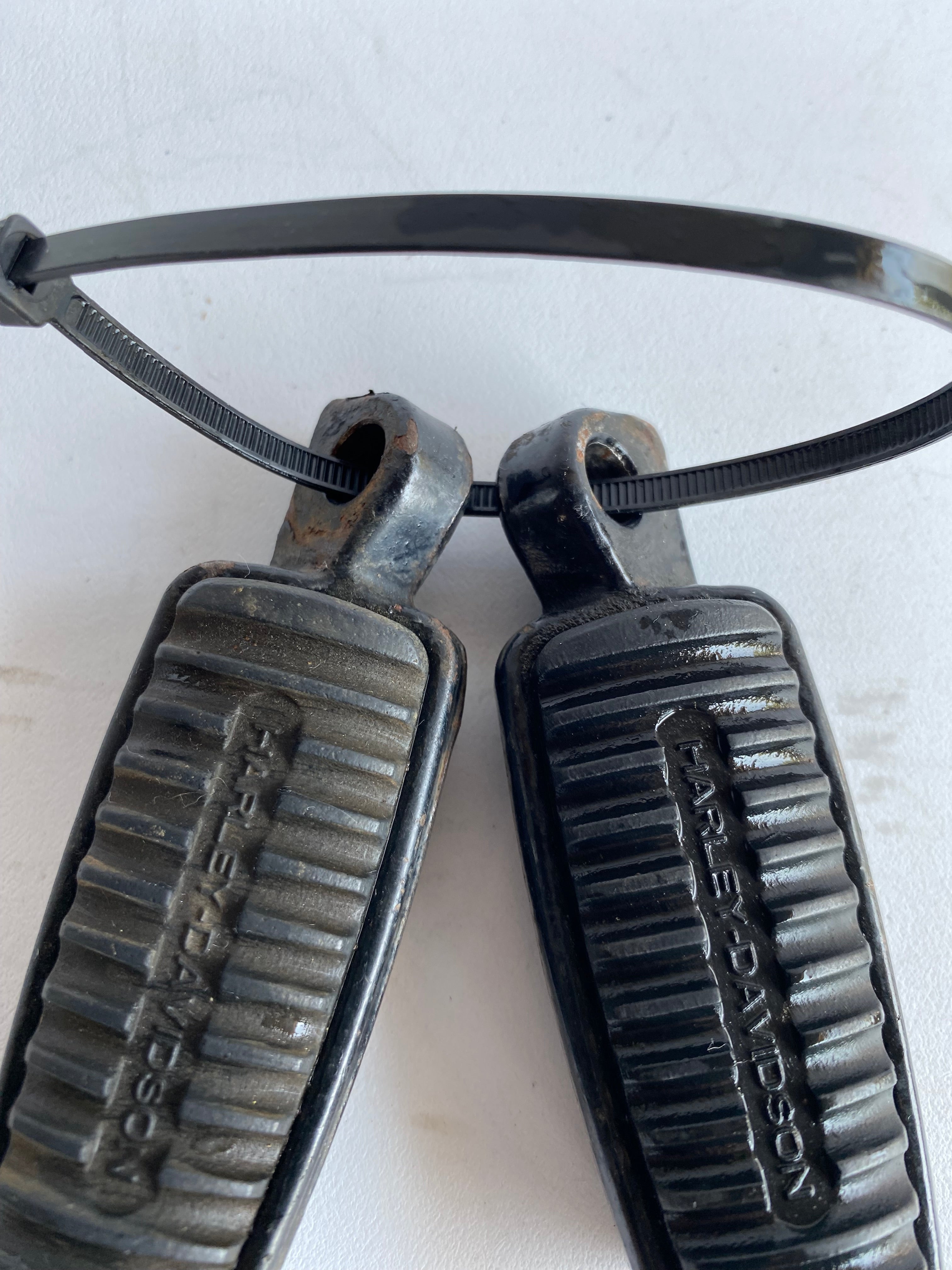 Jeu de cales pieds Sportster, VROD Harley Davidson REF OEM 33134-07CAZ & 33135-07CAZ
