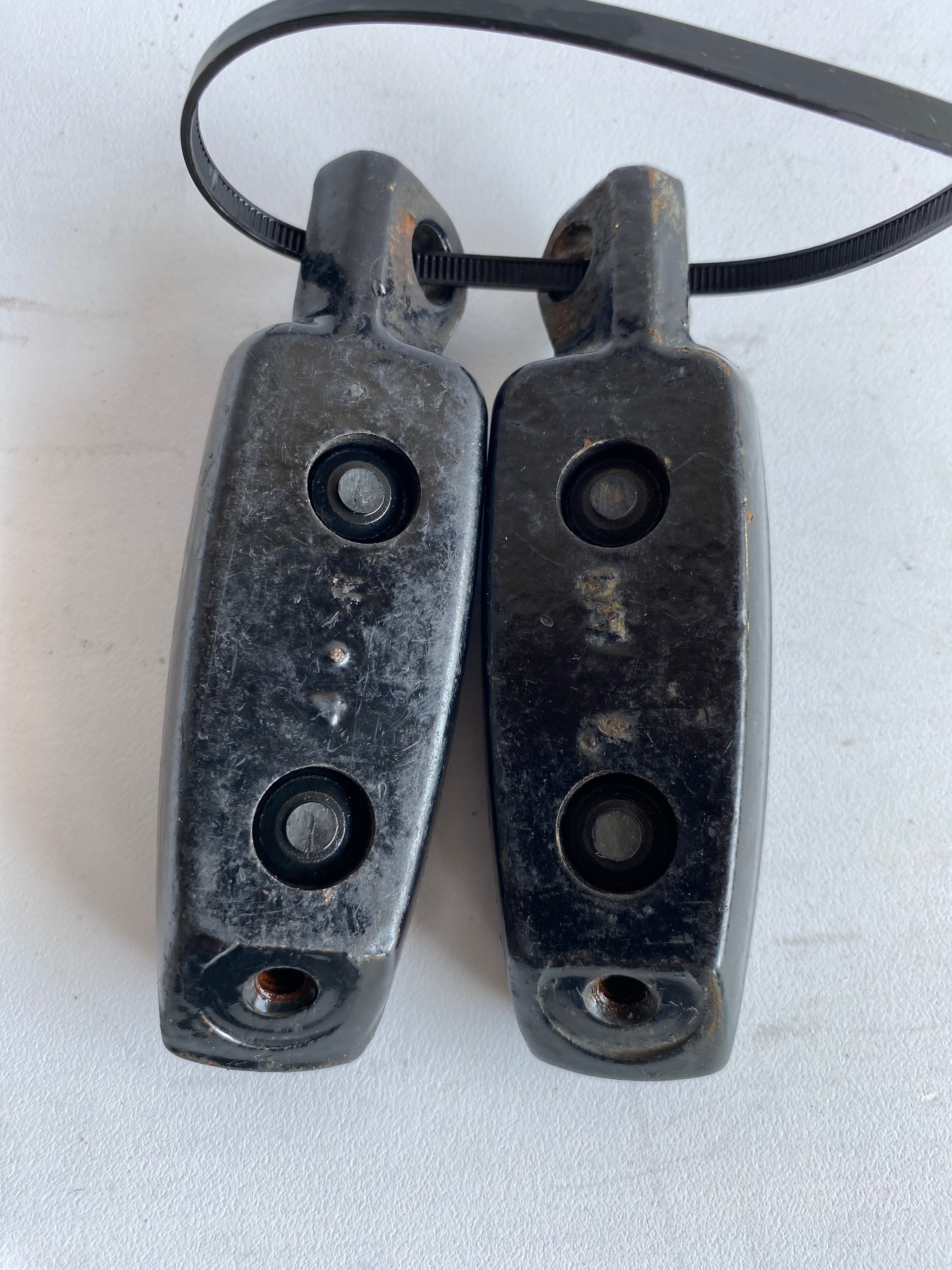 Jeu de cales pieds Sportster, VROD Harley Davidson REF OEM 33134-07CAZ & 33135-07CAZ
