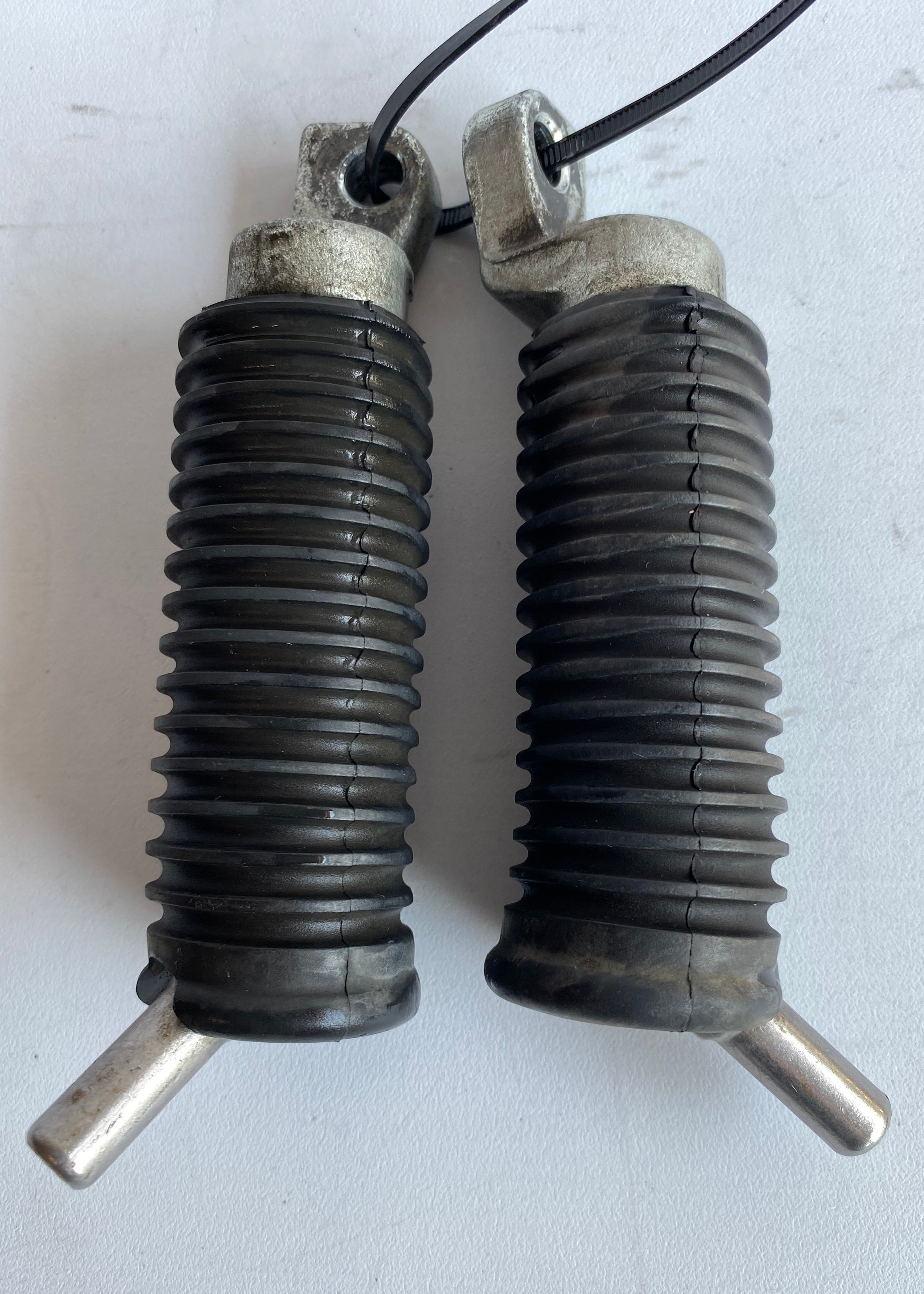 Jeu de cales pieds déportés Harley Davidson REF OEM 51323-08 & 51327-08