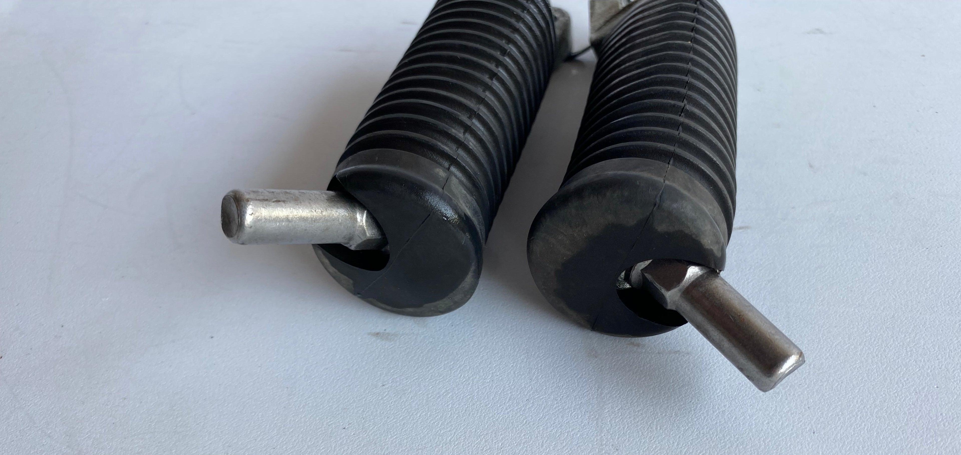 Jeu de cales pieds déportés Harley Davidson REF OEM 51323-08 & 51327-08