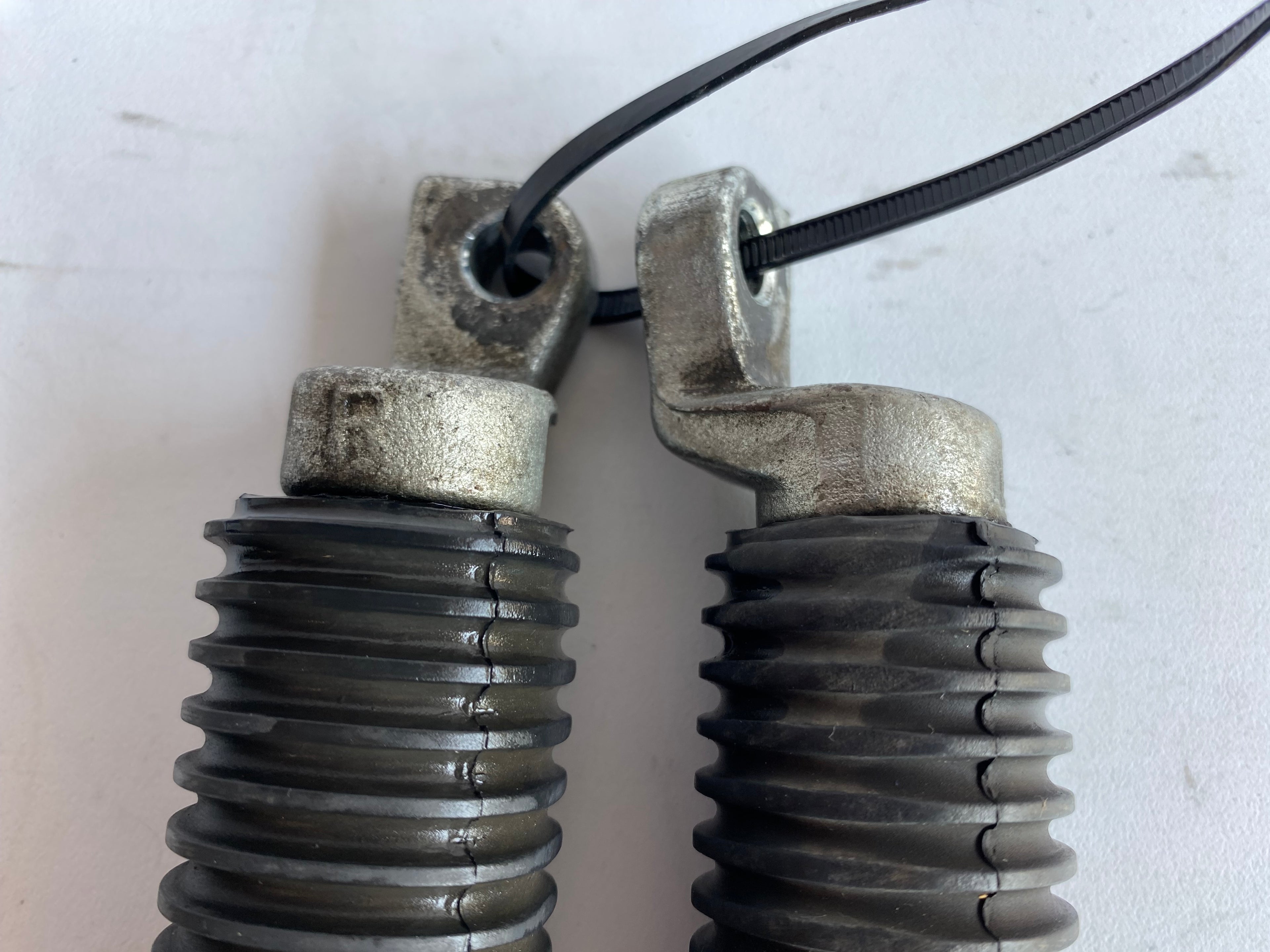 Jeu de cales pieds déportés Harley Davidson REF OEM 51323-08 & 51327-08