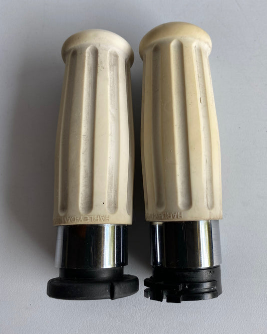 Jeu de poignées blanches a câbles Harley Davidson REF 56100054