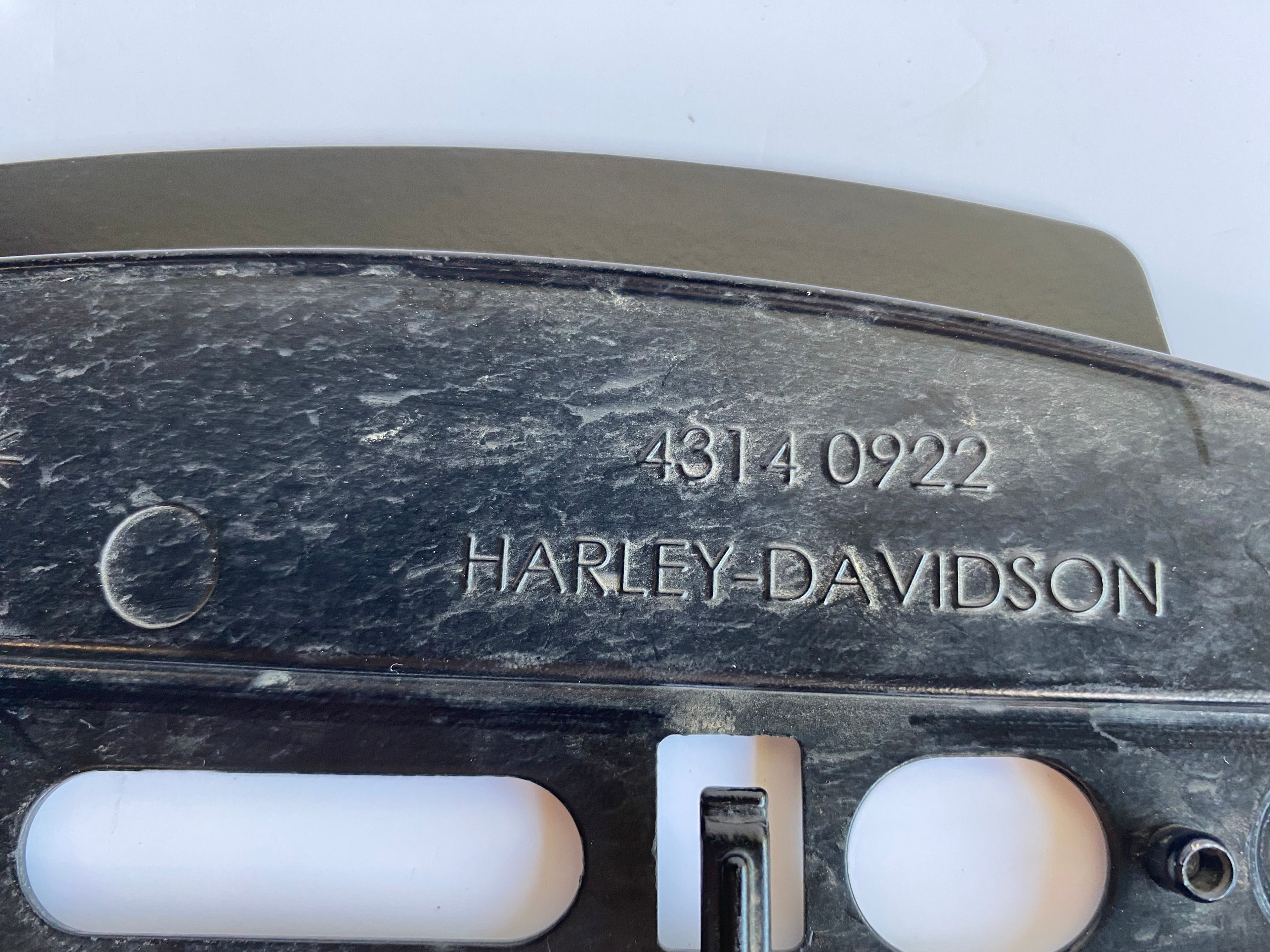Support droit de garde boue arrière Sportster Harley Davidson REF OEM 68704-07