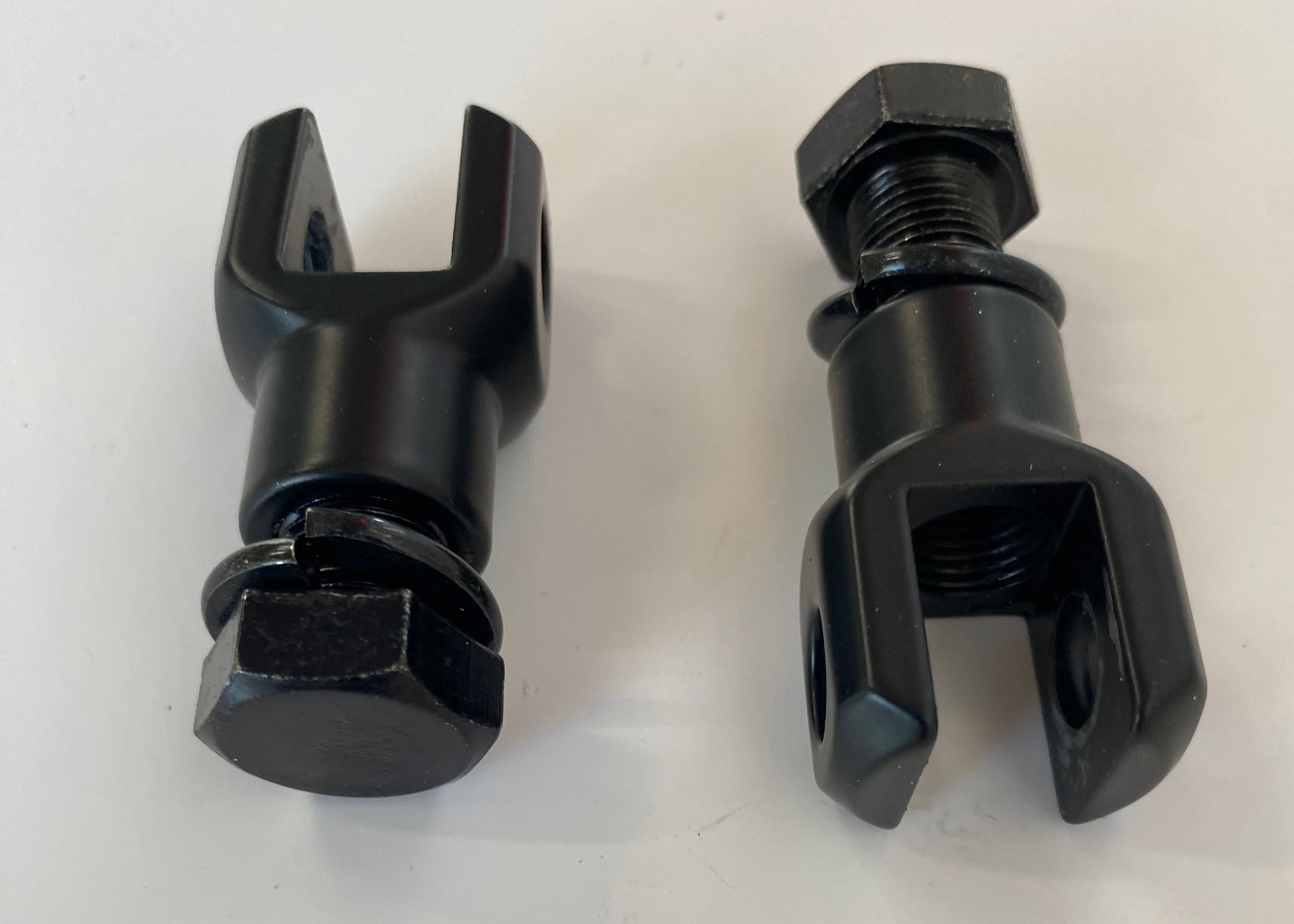 Jeu de 2 supports noirs cales pieds Harley Davidson REF MCS 900031