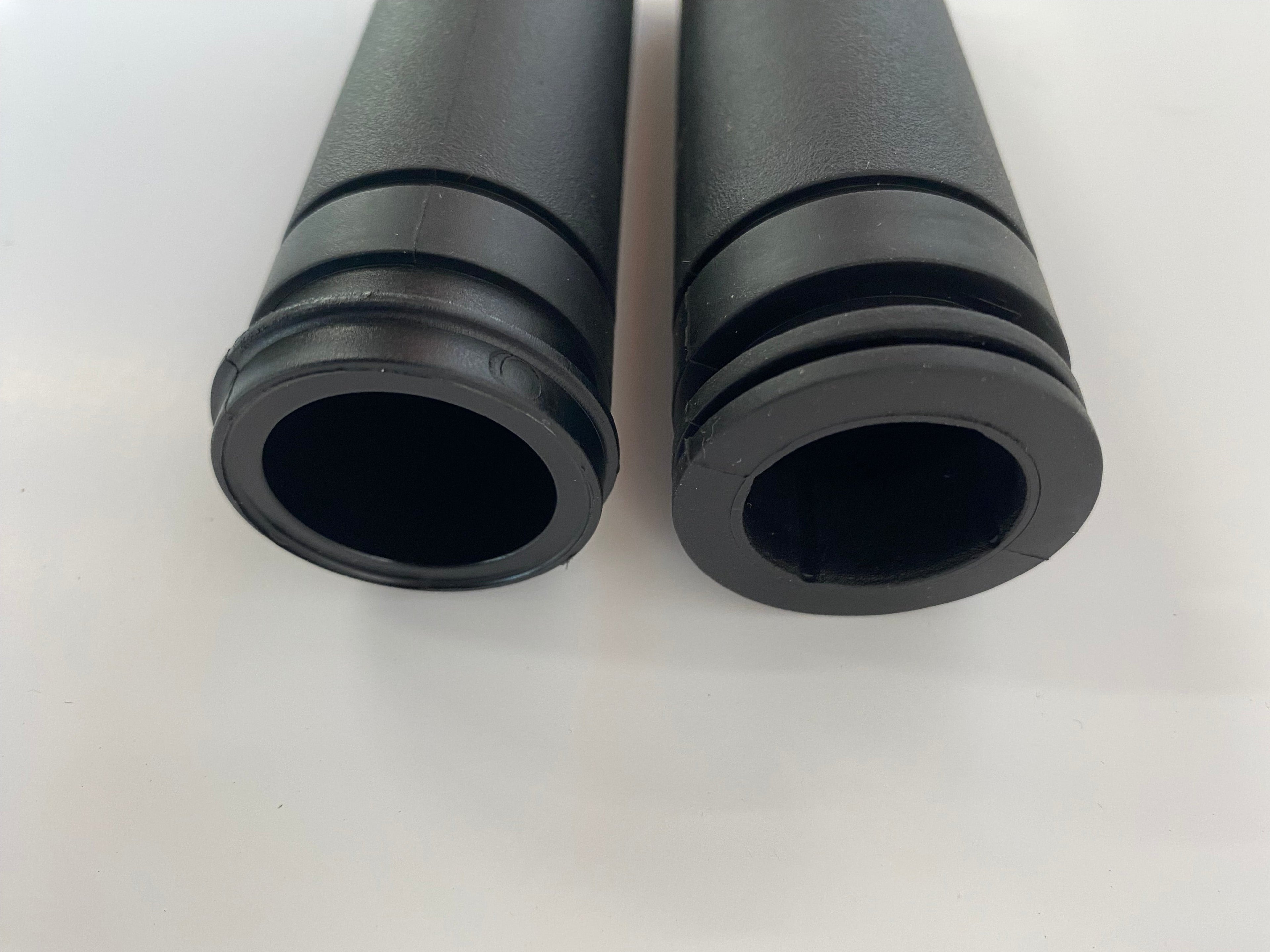 Jeu de poignées caoutchouc style OEM Harley Davidson REF Drag  0630-0463