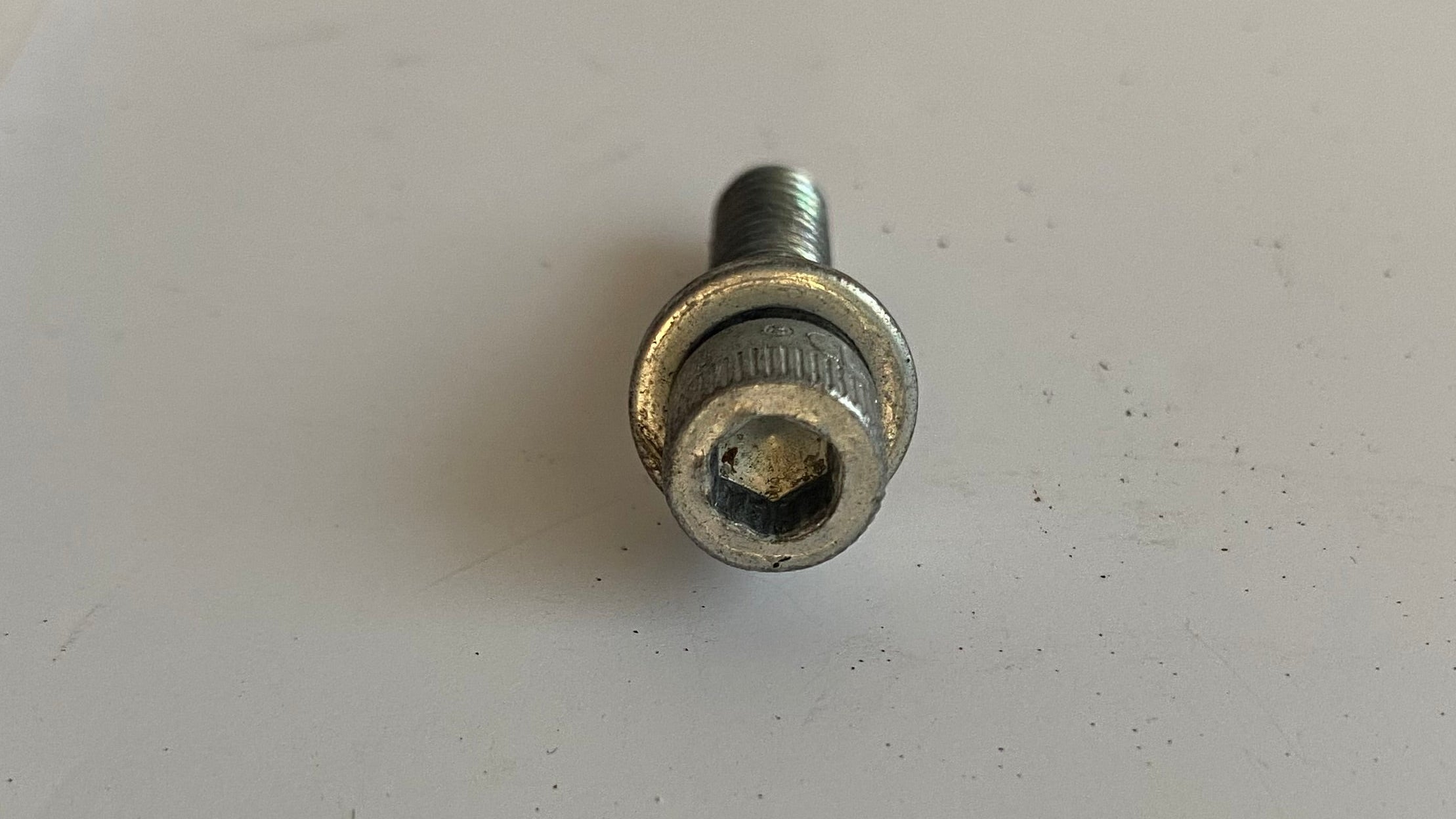 Satz mit 4 Zylinderschrauben 1/4-20 X 1 Auspuffschalldämpfer Softail M8 Harley Davidson REF OEM 2486