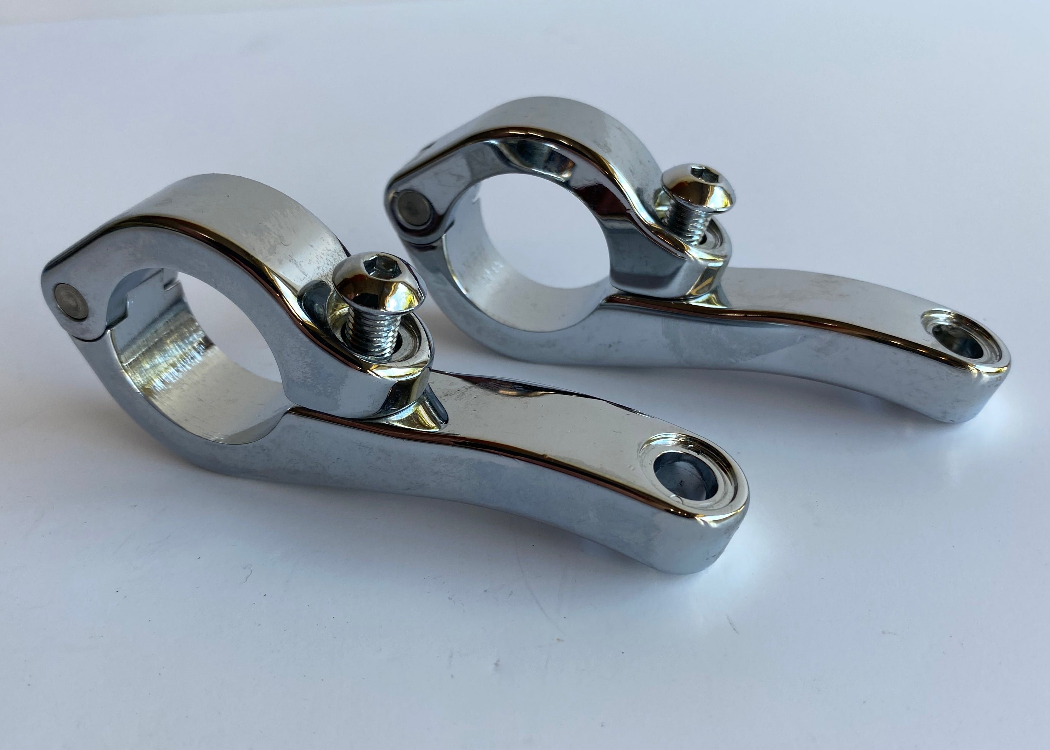 Jeu supports de fixations éclairages crash bar Touring Harley Davidson REF 68000170