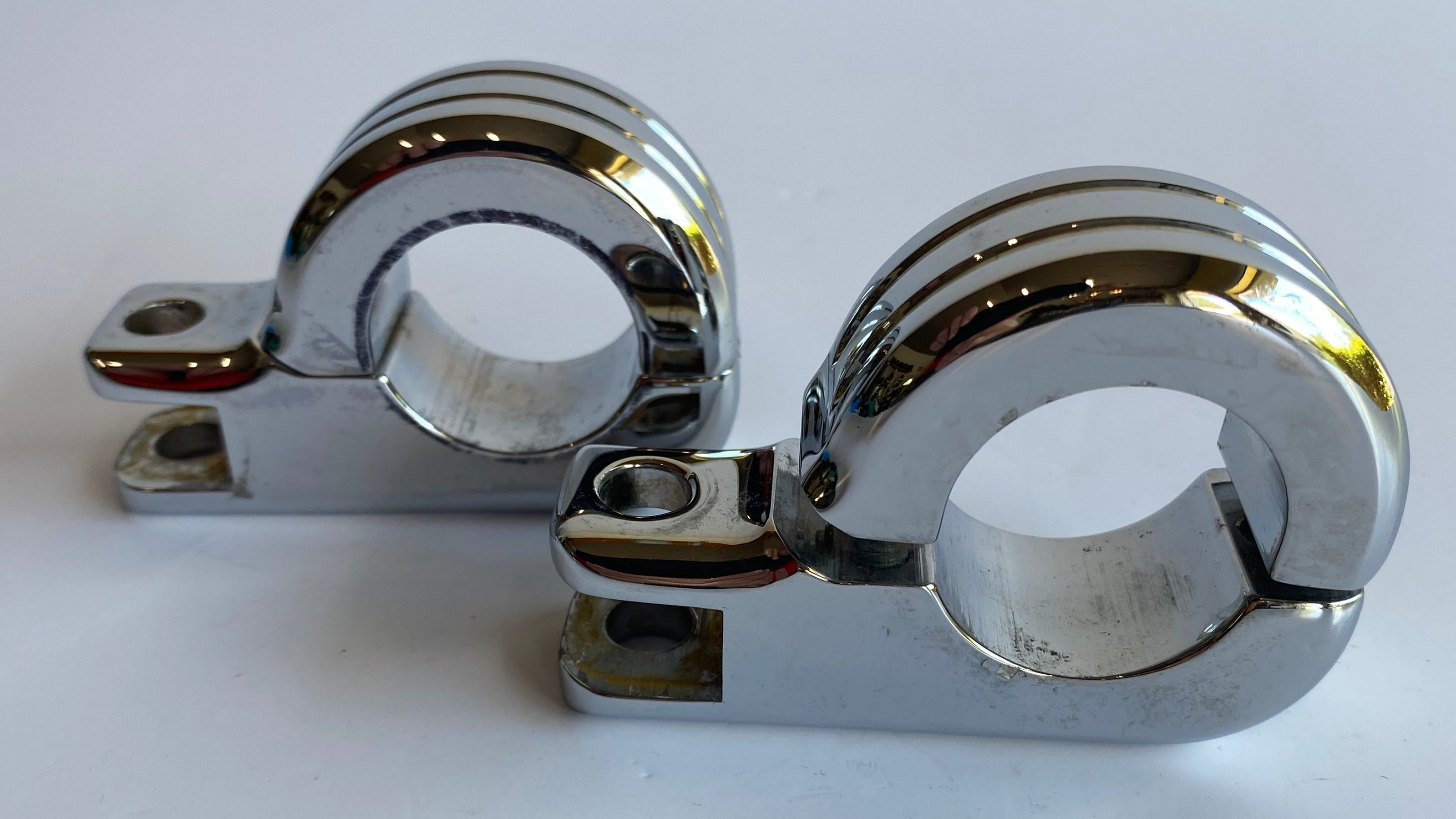 Jeu de supports de cales pieds autoroute Touring Harley Davidson REF 50957-02B