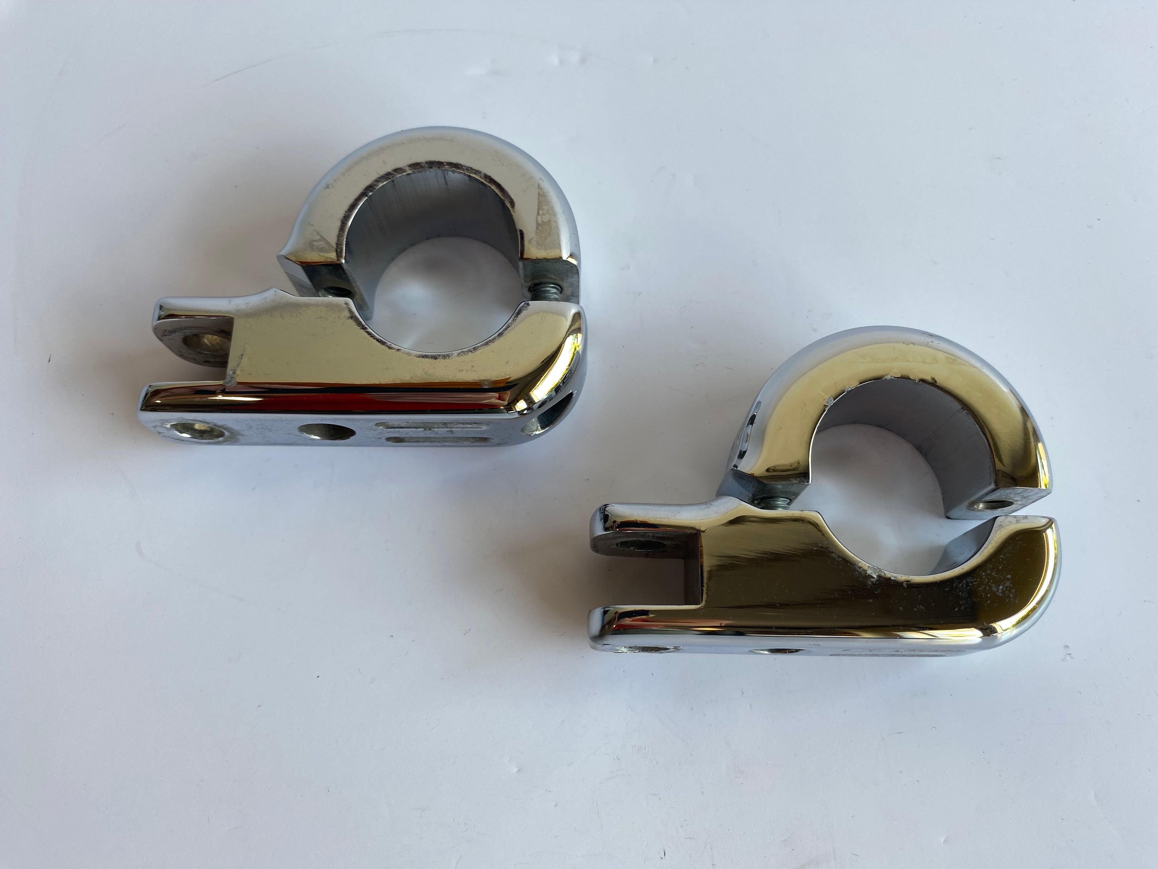 Jeu de supports de cales pieds autoroute Touring Harley Davidson REF 50957-02B