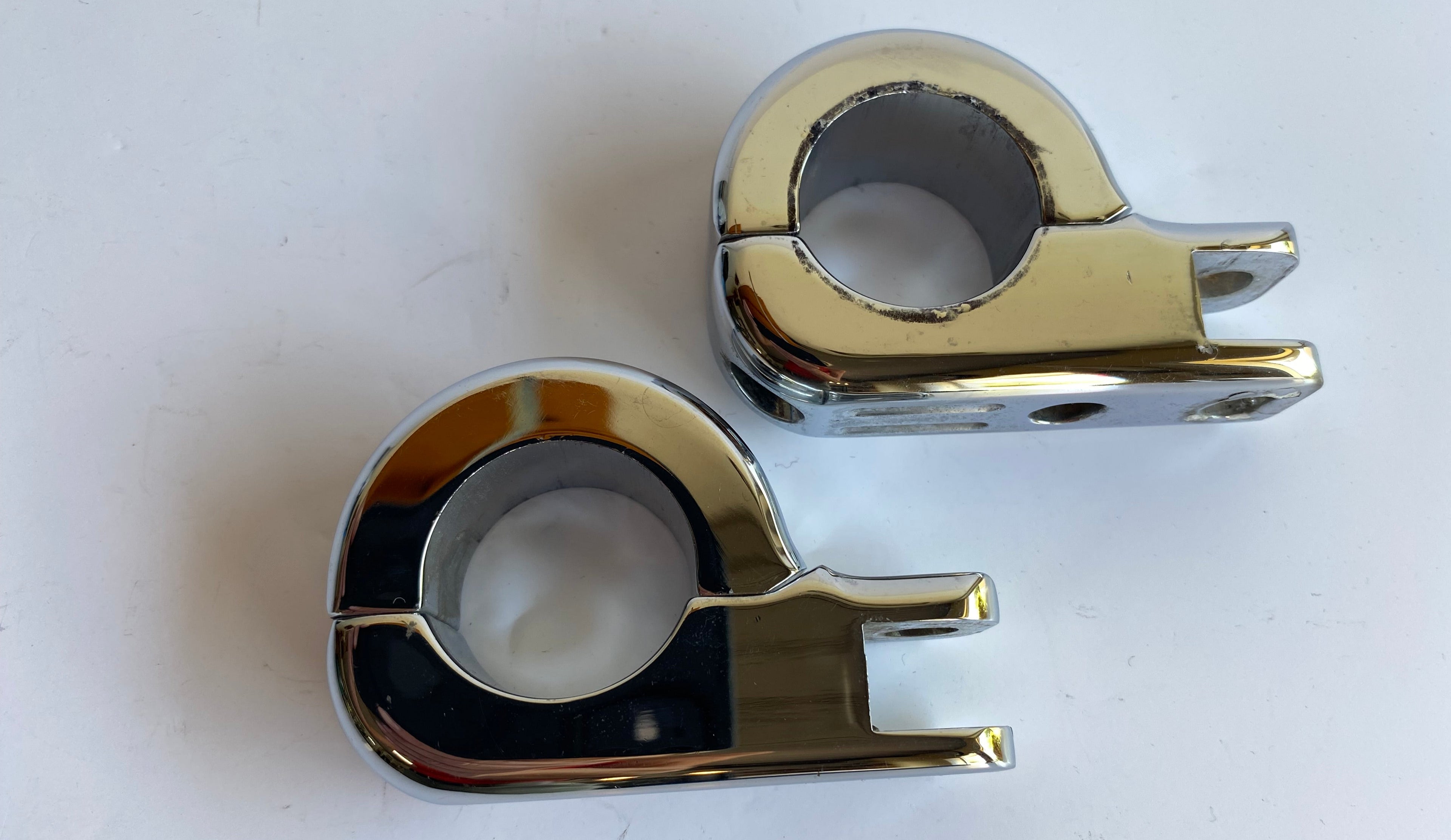 Jeu de supports de cales pieds autoroute Touring Harley Davidson REF 50957-02B
