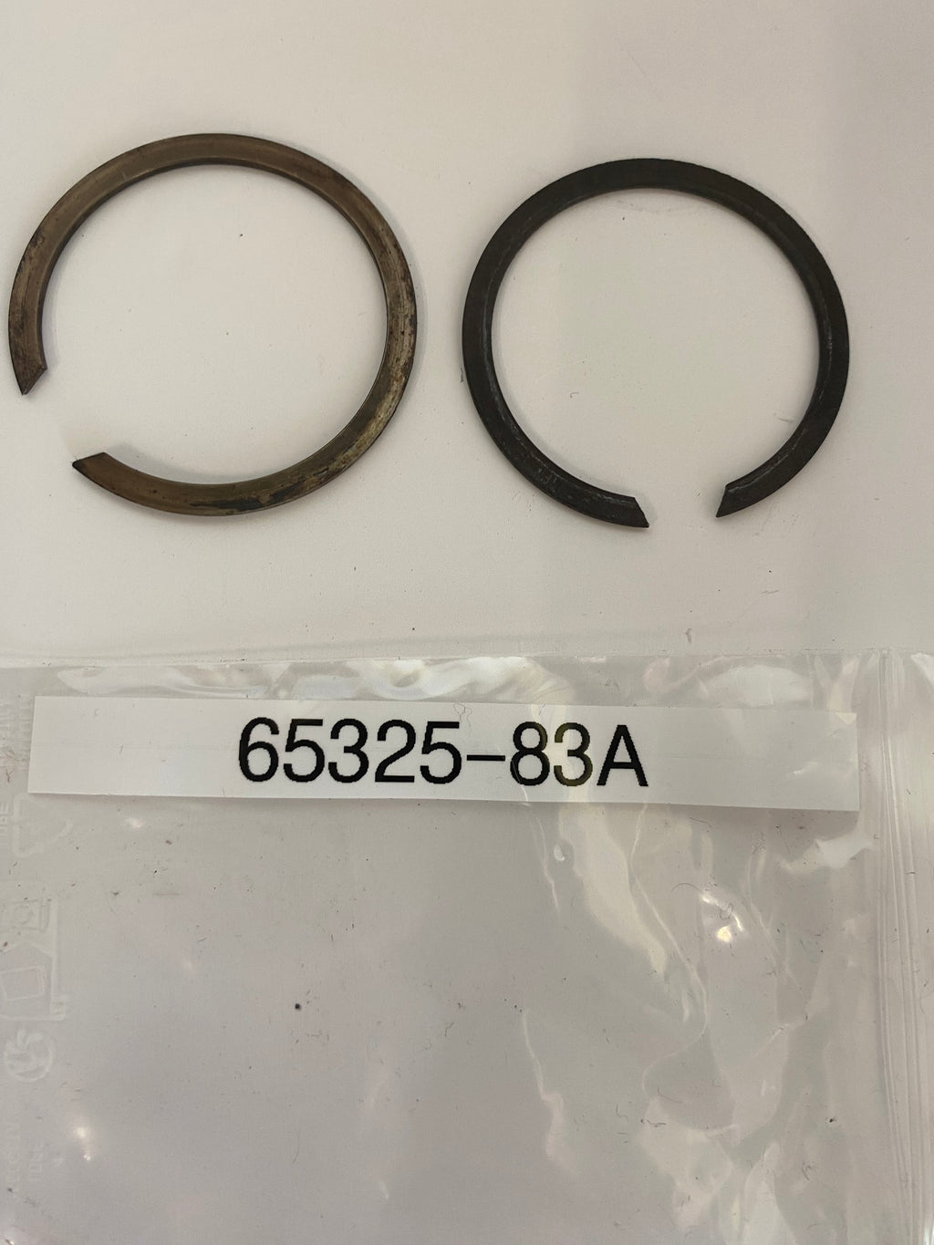 Jeu de 2 clips de brides échappement Harley Davidson REF OEM 65325-83A