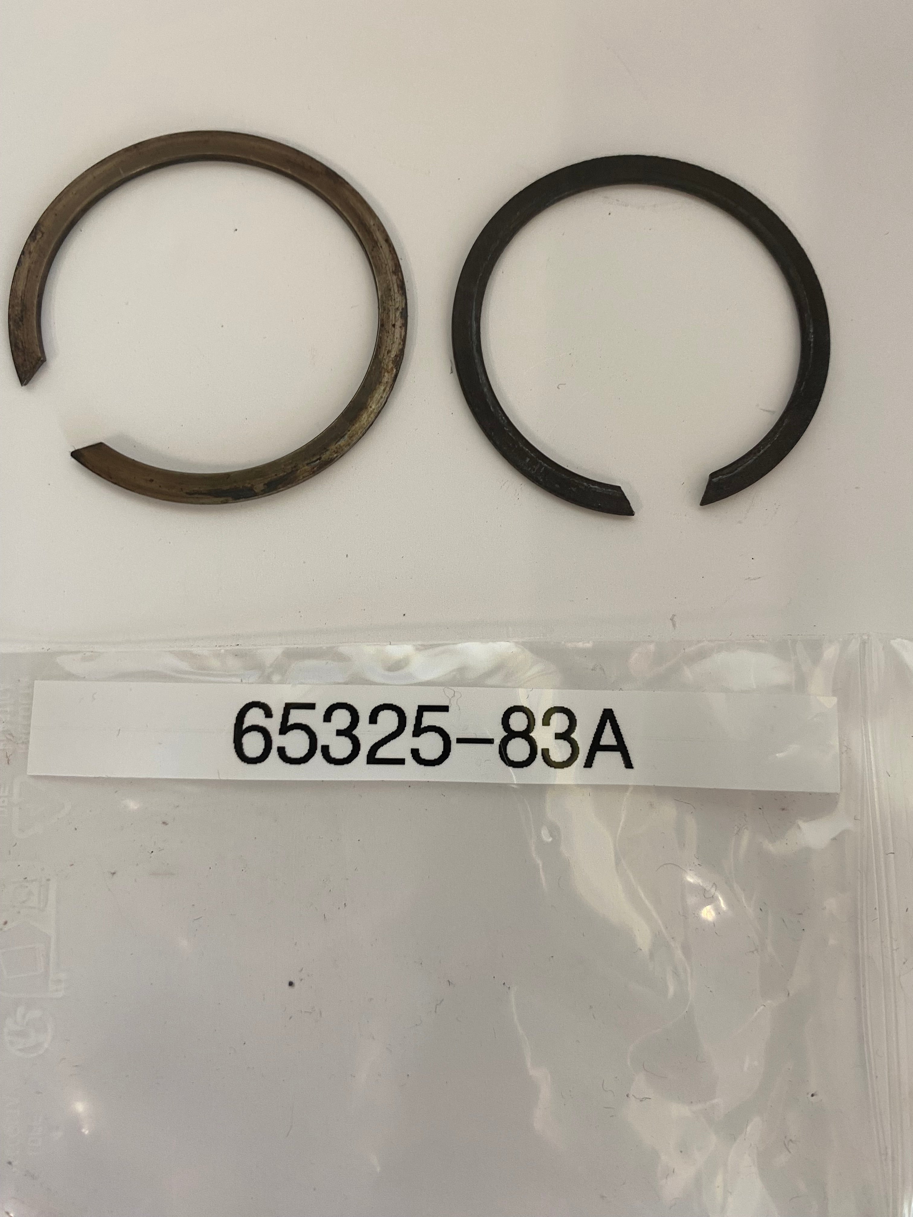 Jeu de 2 clips de brides échappement Harley Davidson REF OEM 65325-83A