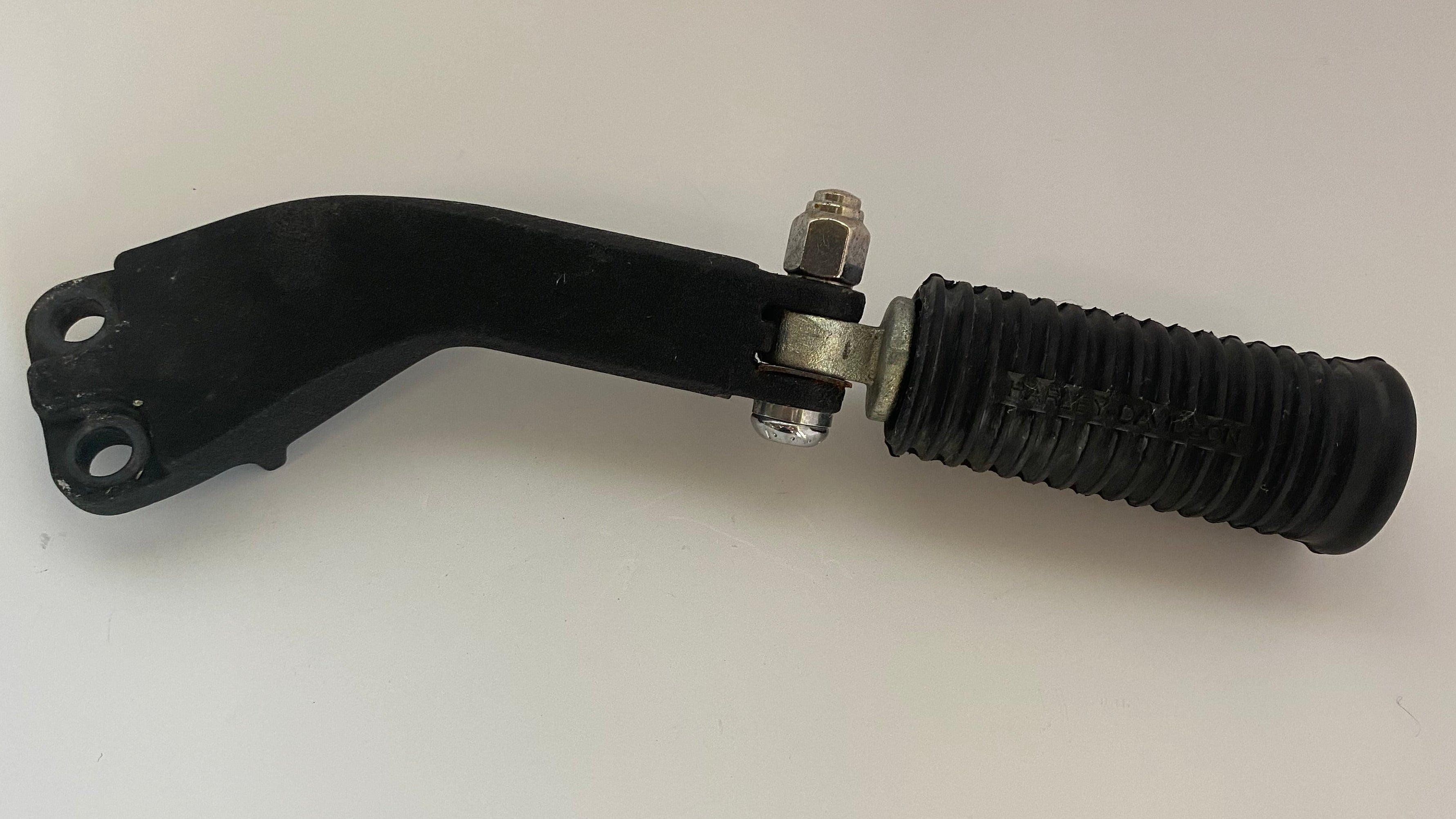 Support et cale pied passager droit Dyna Harley Davidson REF OEM 49224-06A
