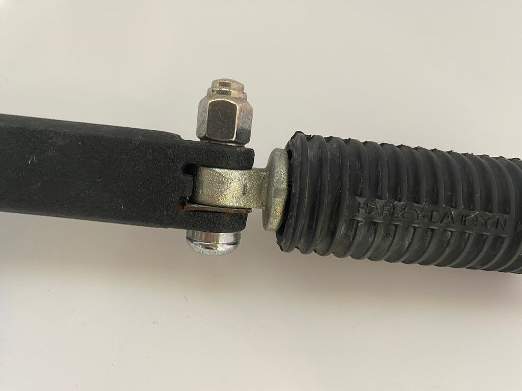 Support et cale pied passager droit Dyna Harley Davidson REF OEM 49224-06A