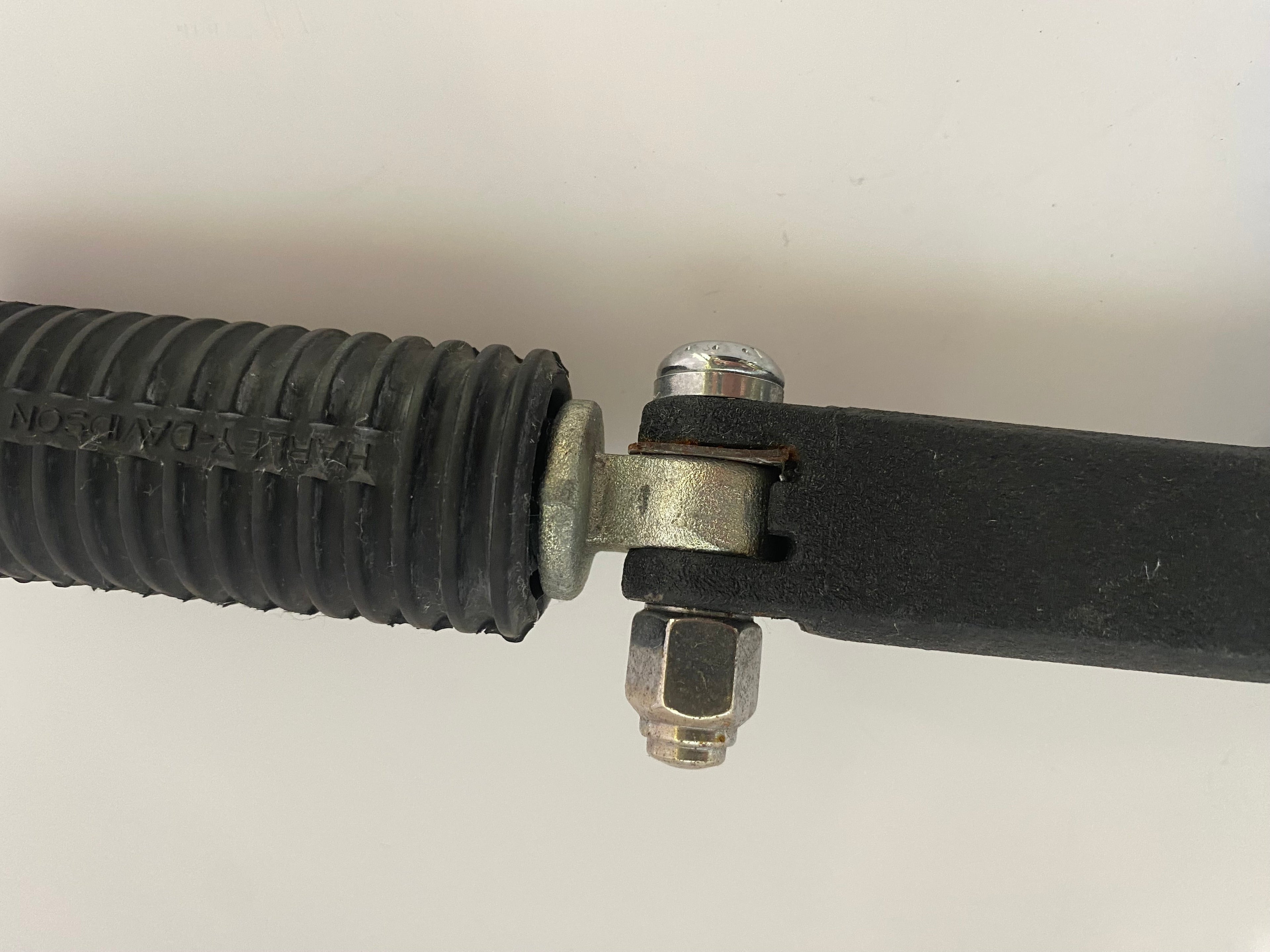 Support et cale pied passager droit Dyna Harley Davidson REF OEM 49224-06A