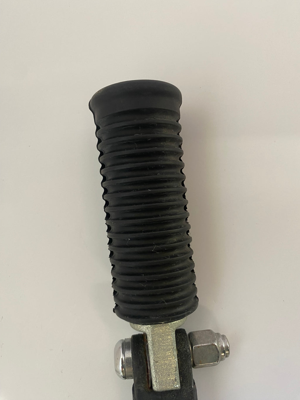 Support et cale pied passager droit Dyna Harley Davidson REF OEM 49224-06A