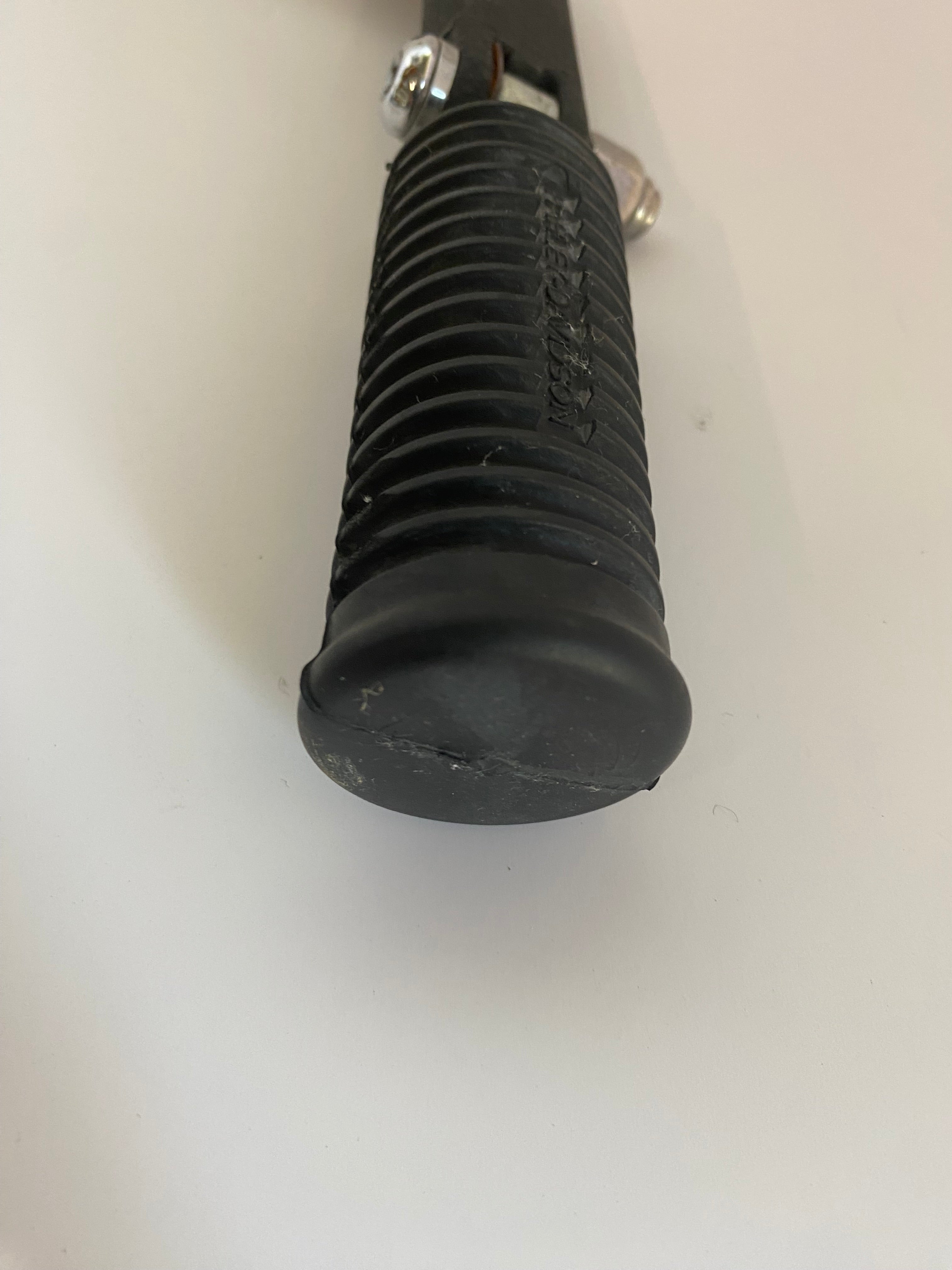 Support et cale pied passager droit Dyna Harley Davidson REF OEM 49224-06A