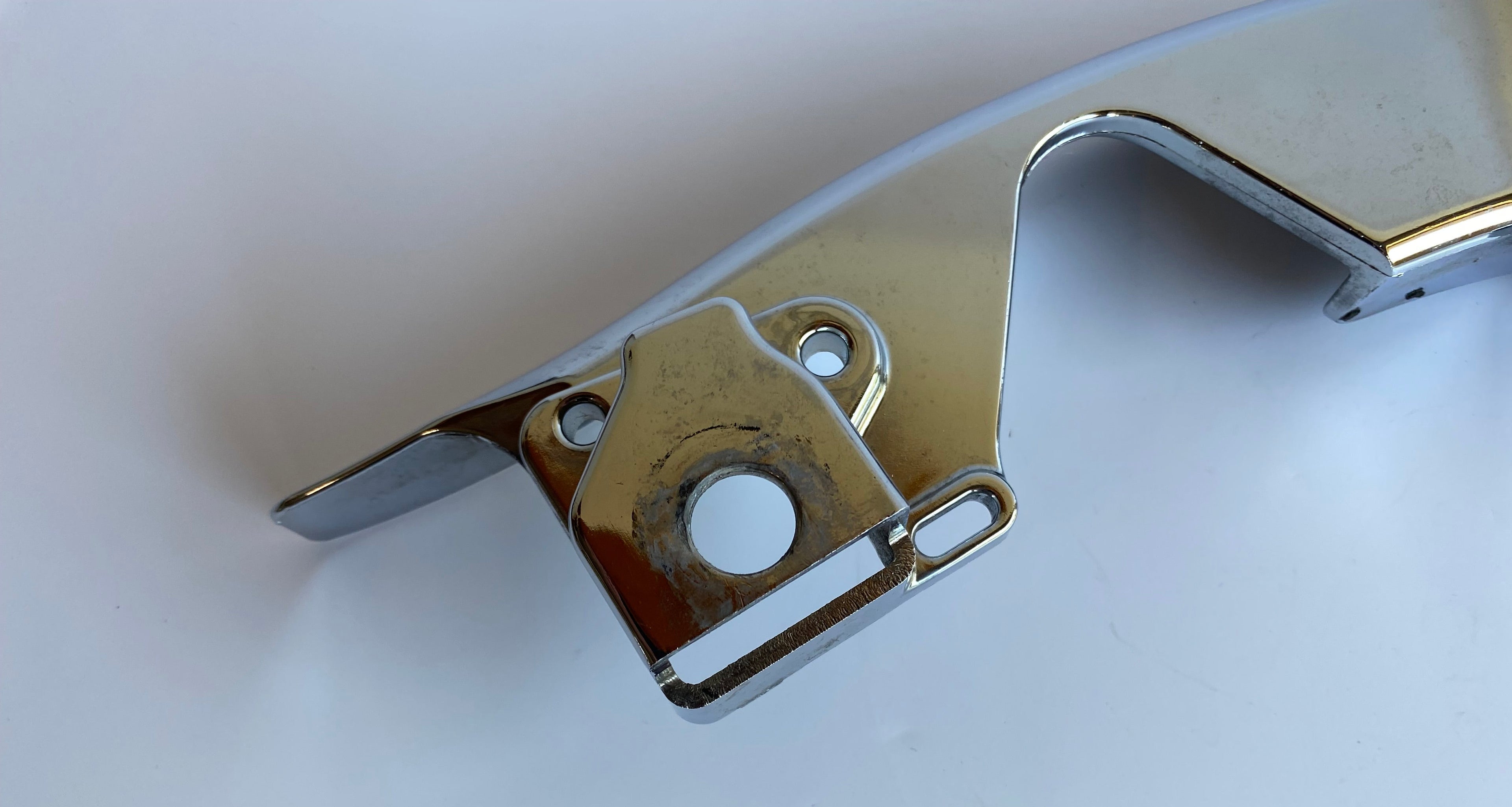 Support gauche sacoche/silencieux chromé Touring Harley Davidson REF OEM 90200501