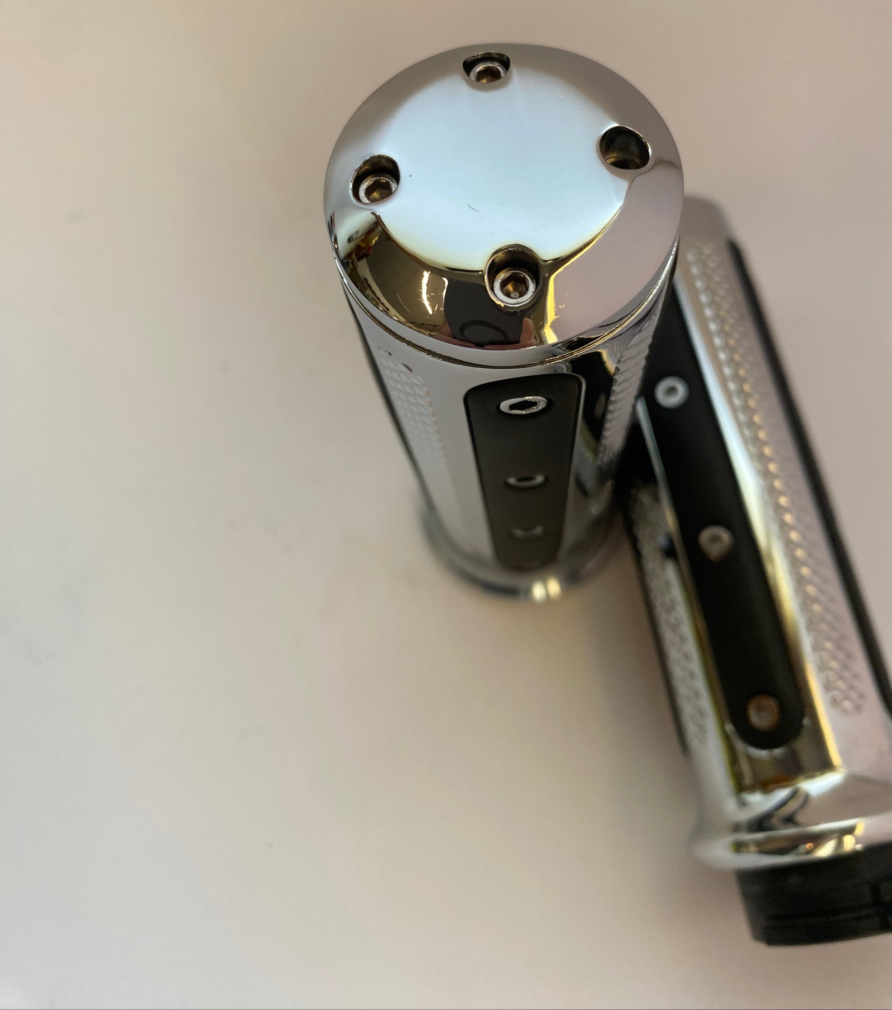 Jeu de poignées Kuryakyn Heavy industries grips câble Harley Davidson REF 6120