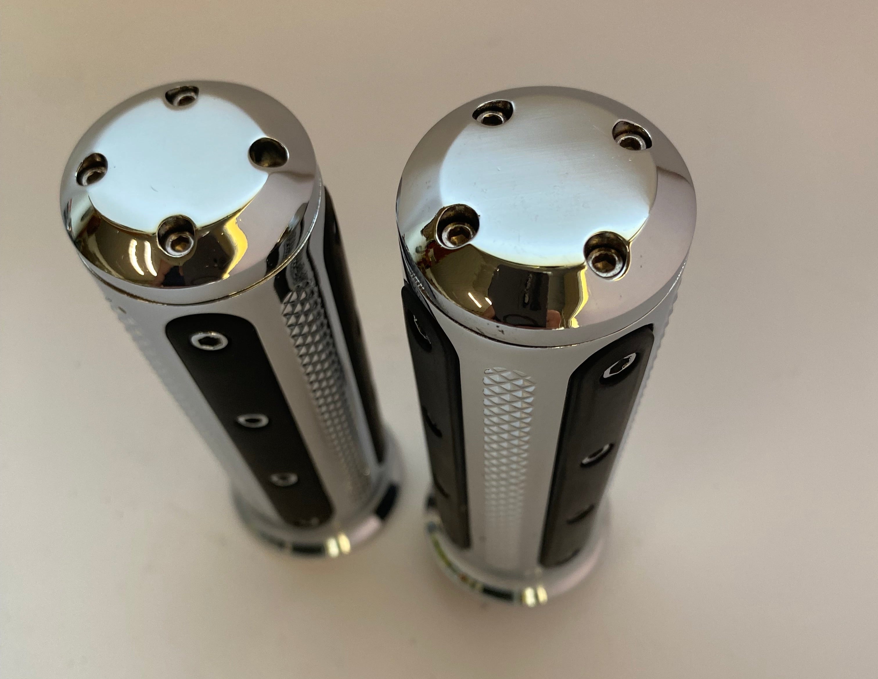 Jeu de poignées Kuryakyn Heavy industries grips câble Harley Davidson REF 6120