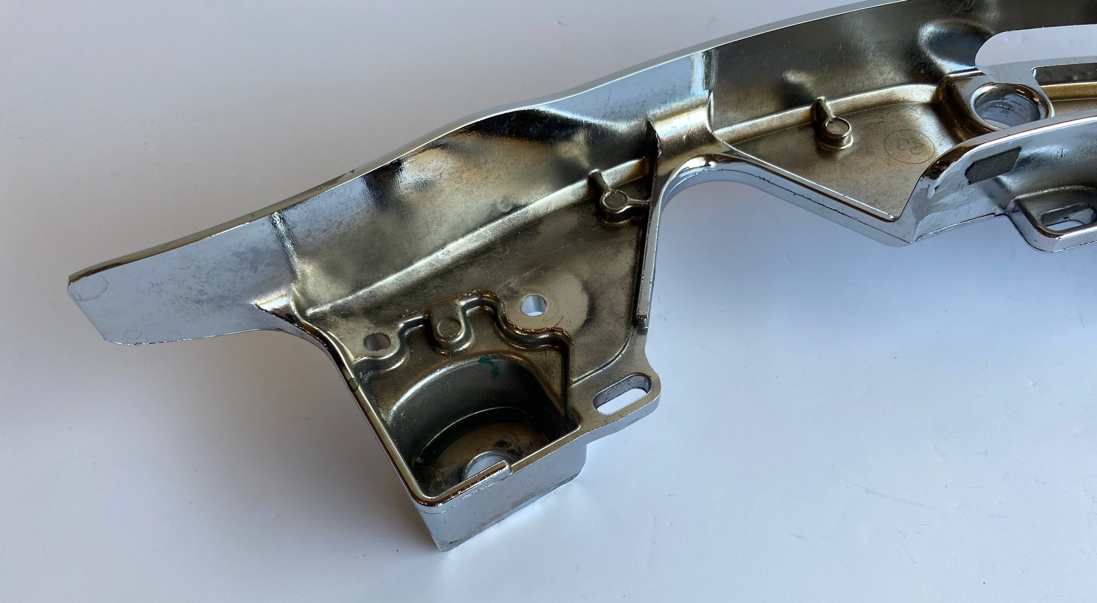 Support droit sacoche/silencieux chromé Touring Harley Davidson REF OEM 90200499