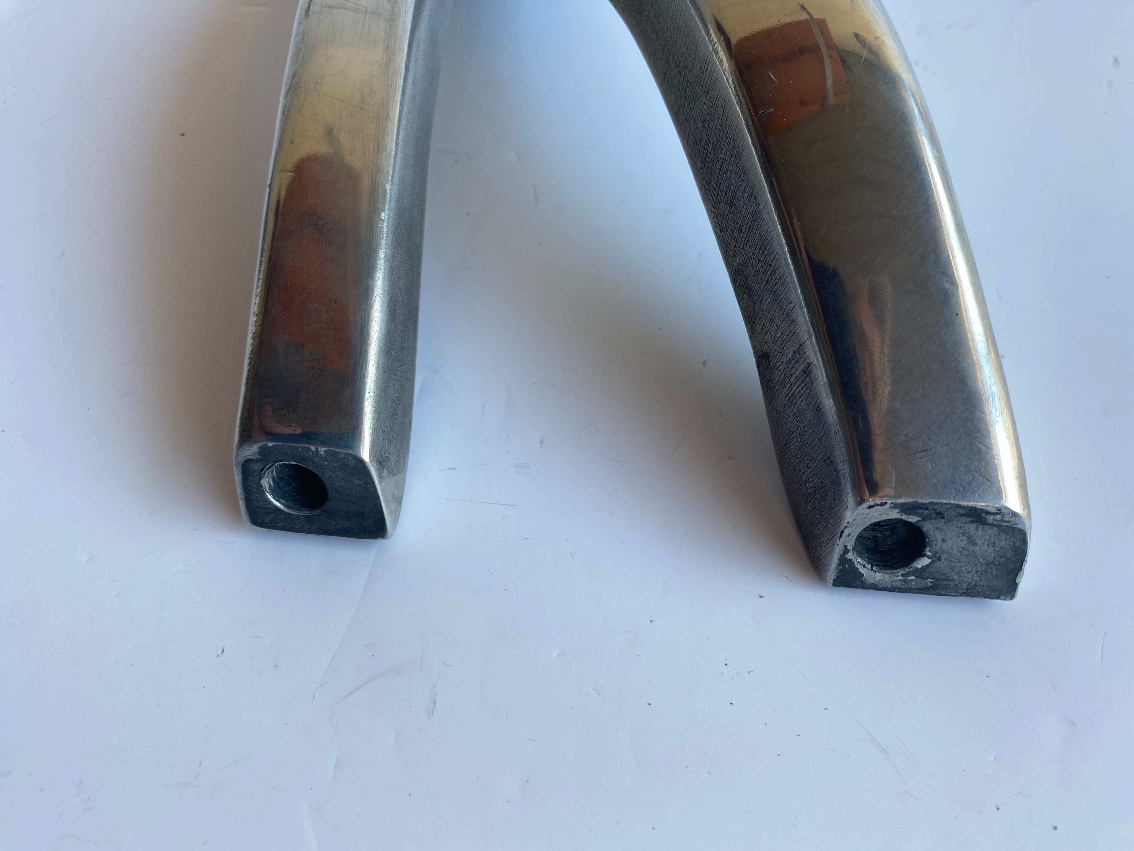 Support de repose pied droit passager BUELL XB REF OEM : N0405.02A8