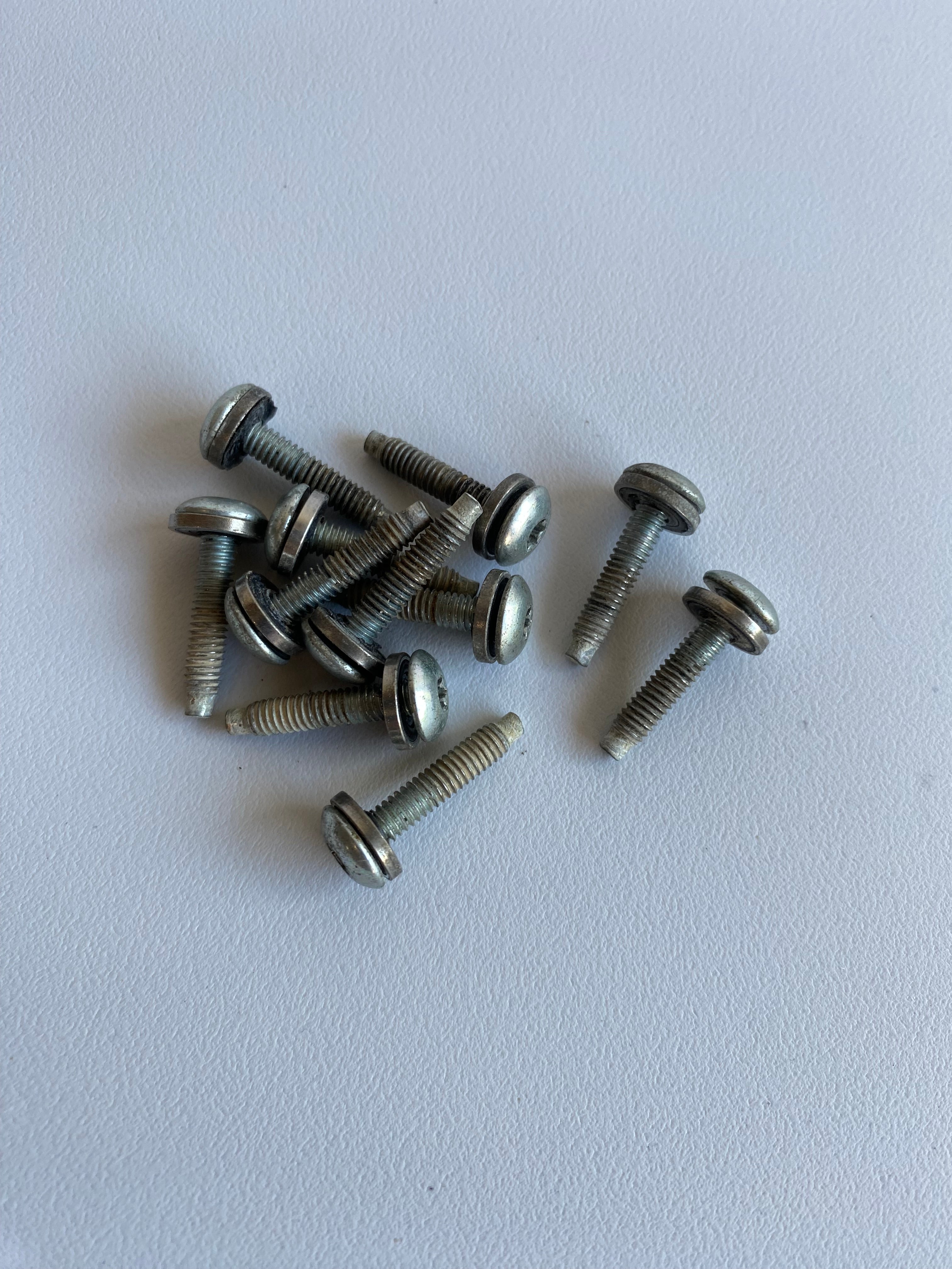 Kit de vis de trappe à carburant / pompe / réservoir Harley Davidson REF OEM : 1331