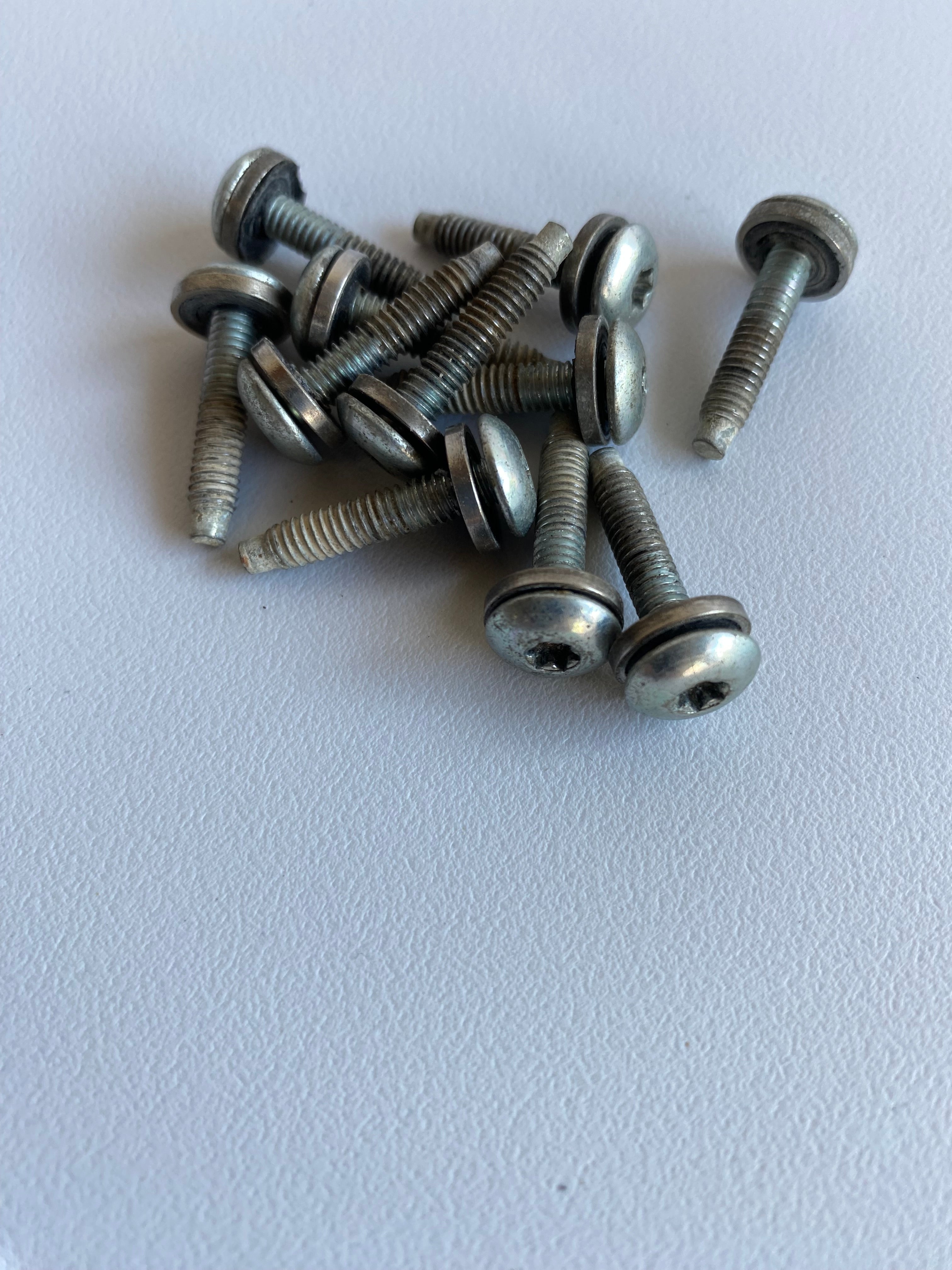 Kit de vis de trappe à carburant / pompe / réservoir Harley Davidson REF OEM : 1331