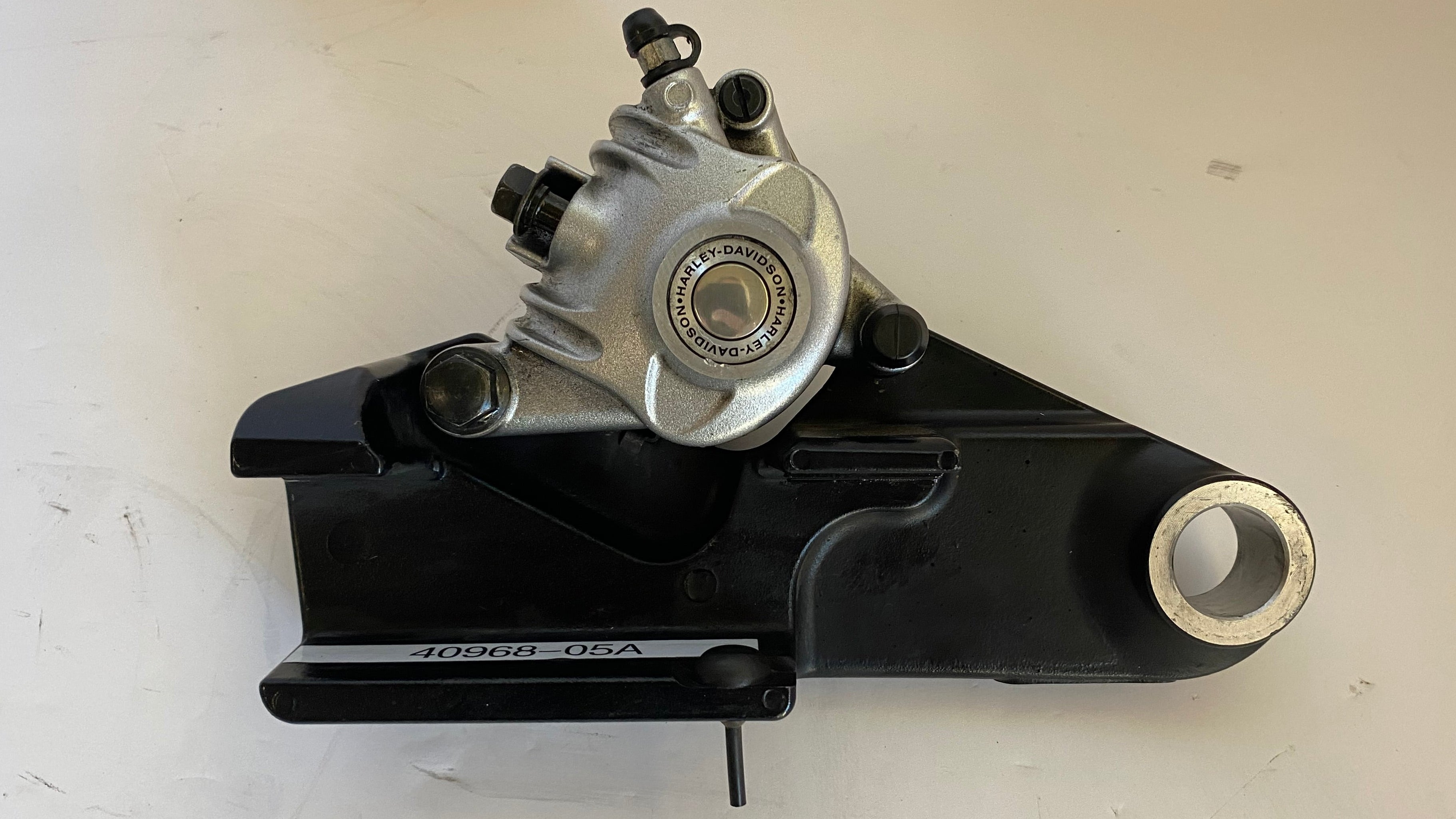 Etrier de frein arrière et support Sportster Harley Davidson REF OEM 40968-05A