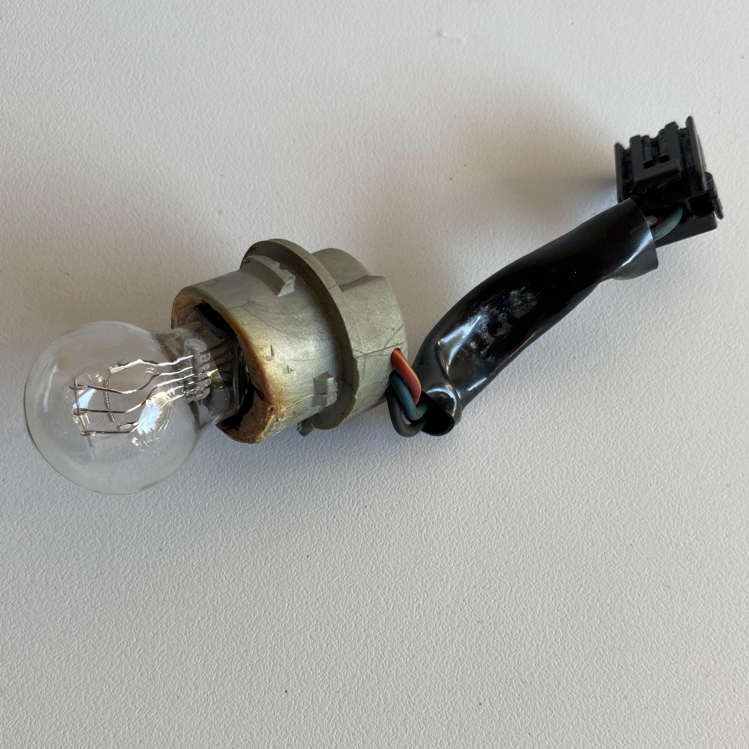 Douille avec faisceau de feu arrière Harley Davidson REF OEM : 691878-03A