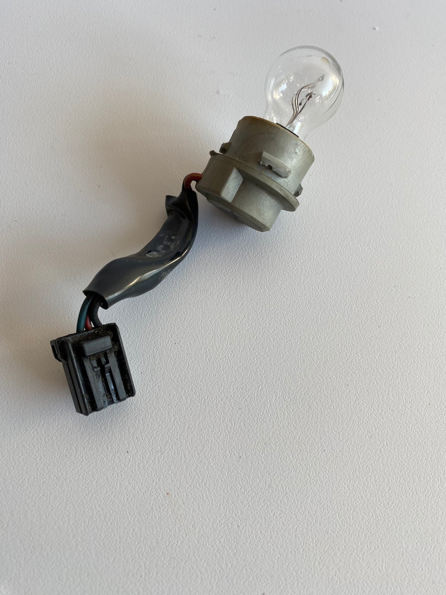Douille avec faisceau de feu arrière Harley Davidson REF OEM : 691878-03A