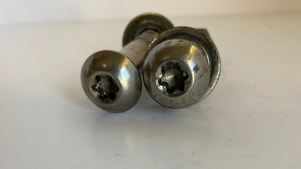 Jeu de 2 vis amortisseurs inférieurs Harley Davidson REF OEM 4354 & 7824