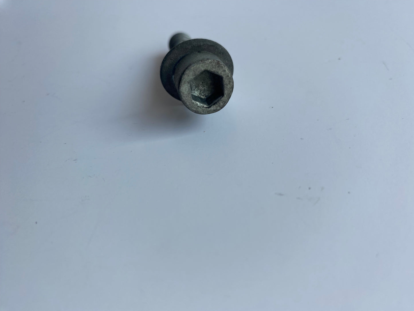 Vis support moteur supérieur arrière Buell XB REF OEM : AA0615.2CZB