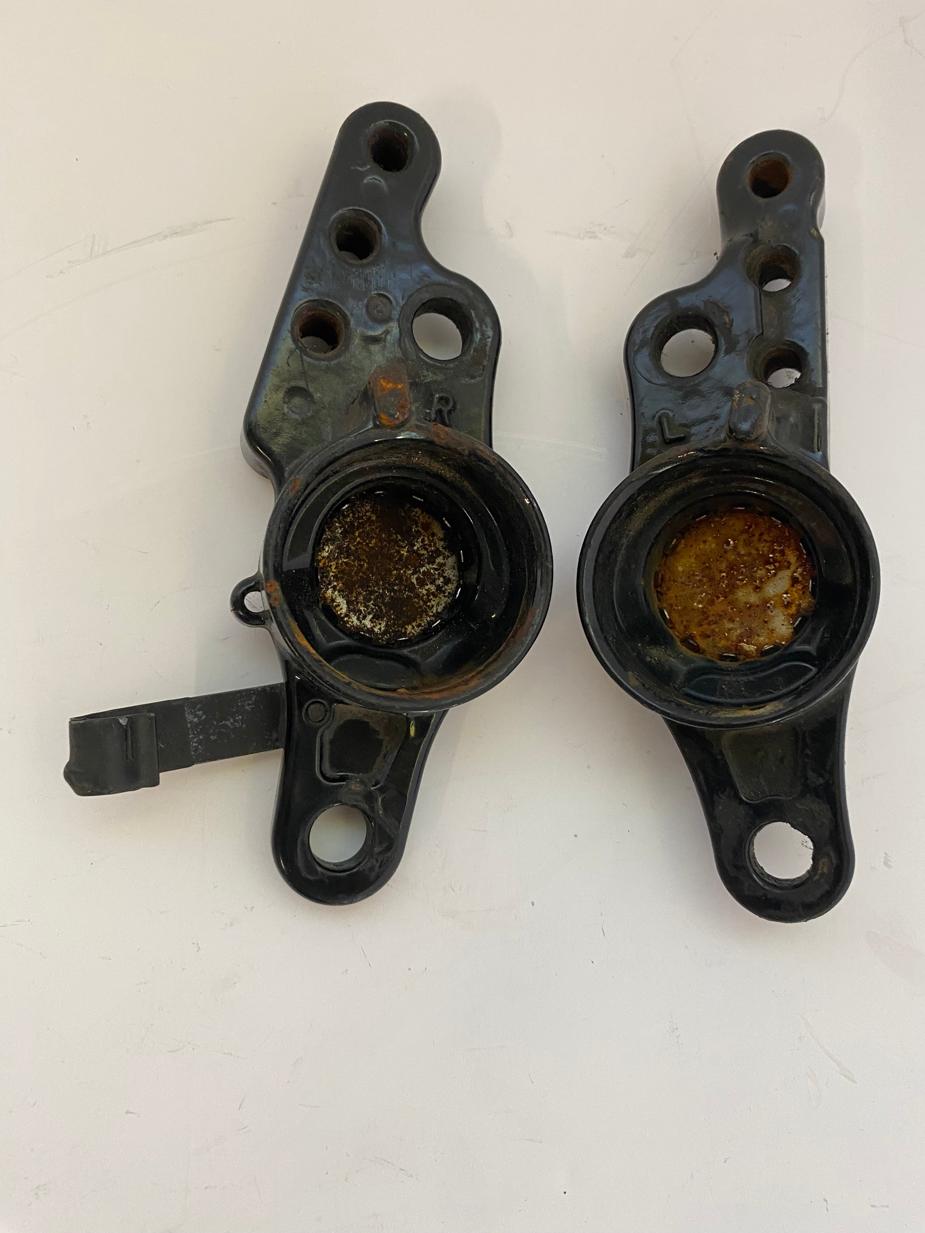 Jeu de supports moteur arrière Touring Harley Davidson REF OEM 50588-07 & 50589-07