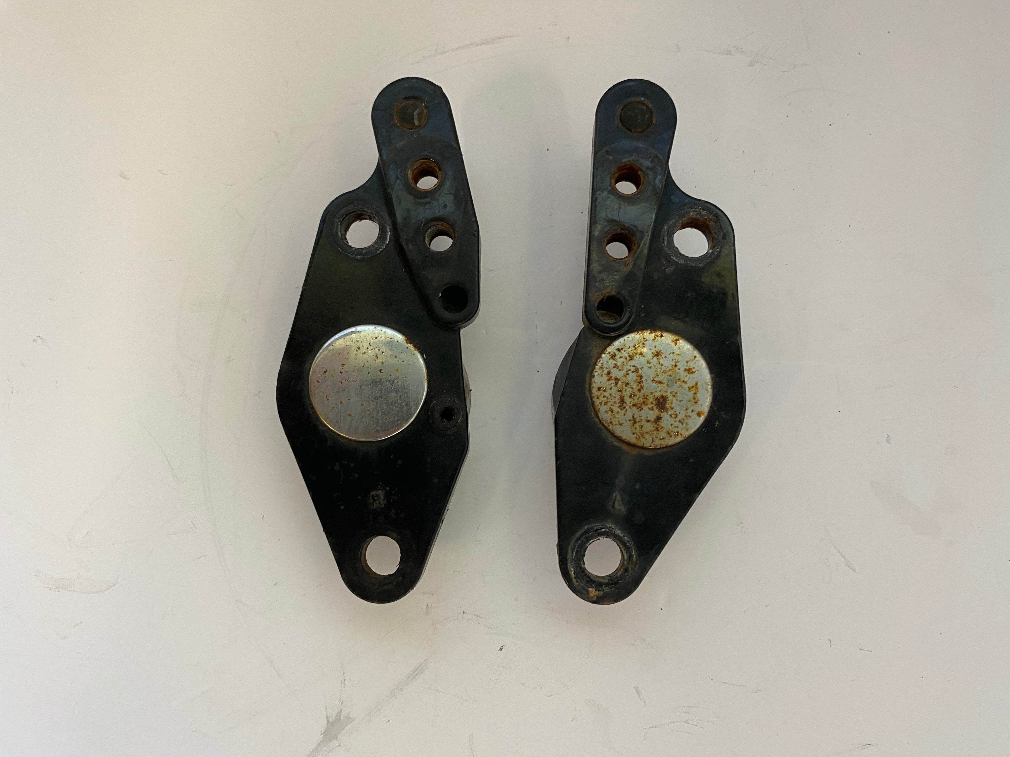 Jeu de supports moteur arrière Touring Harley Davidson REF OEM 50588-93 & 50589-93