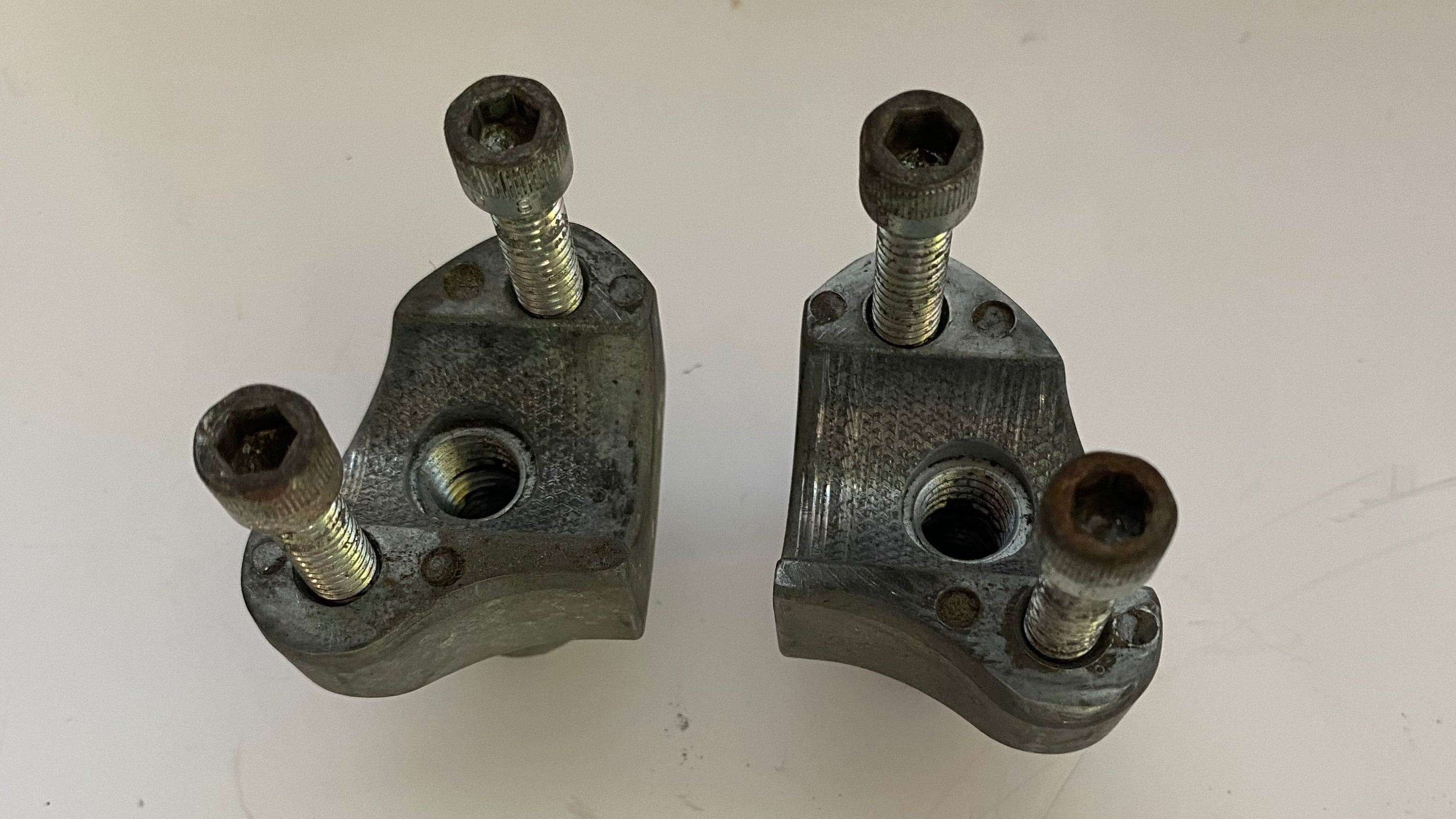 Jeu de risers inférieur Harley Davidson REF OEM 56140-84A & 56141-84A