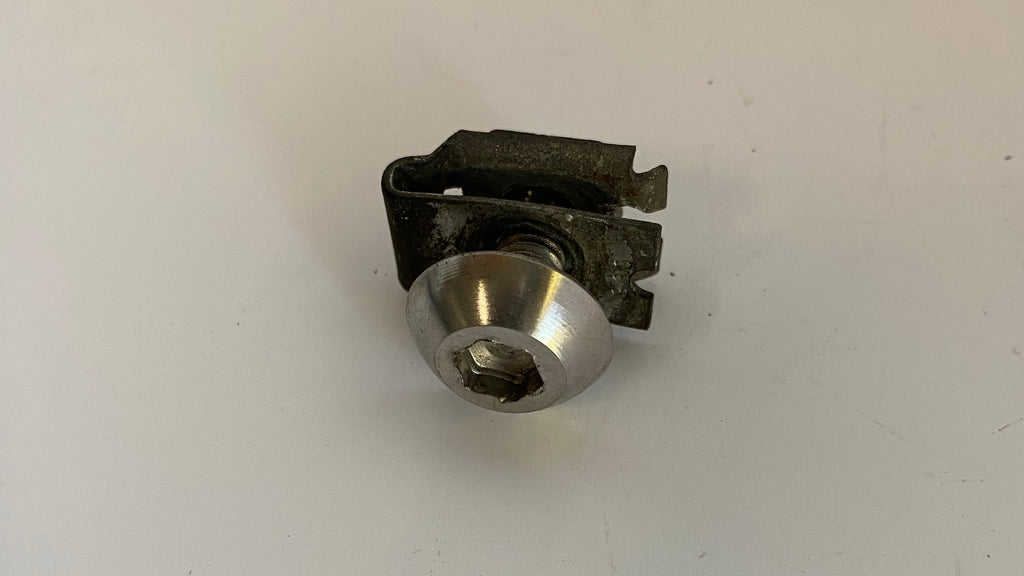 Vis + écrou serti cache latéral Touring Harley Davidson REF OEM 29283-93 & 8102