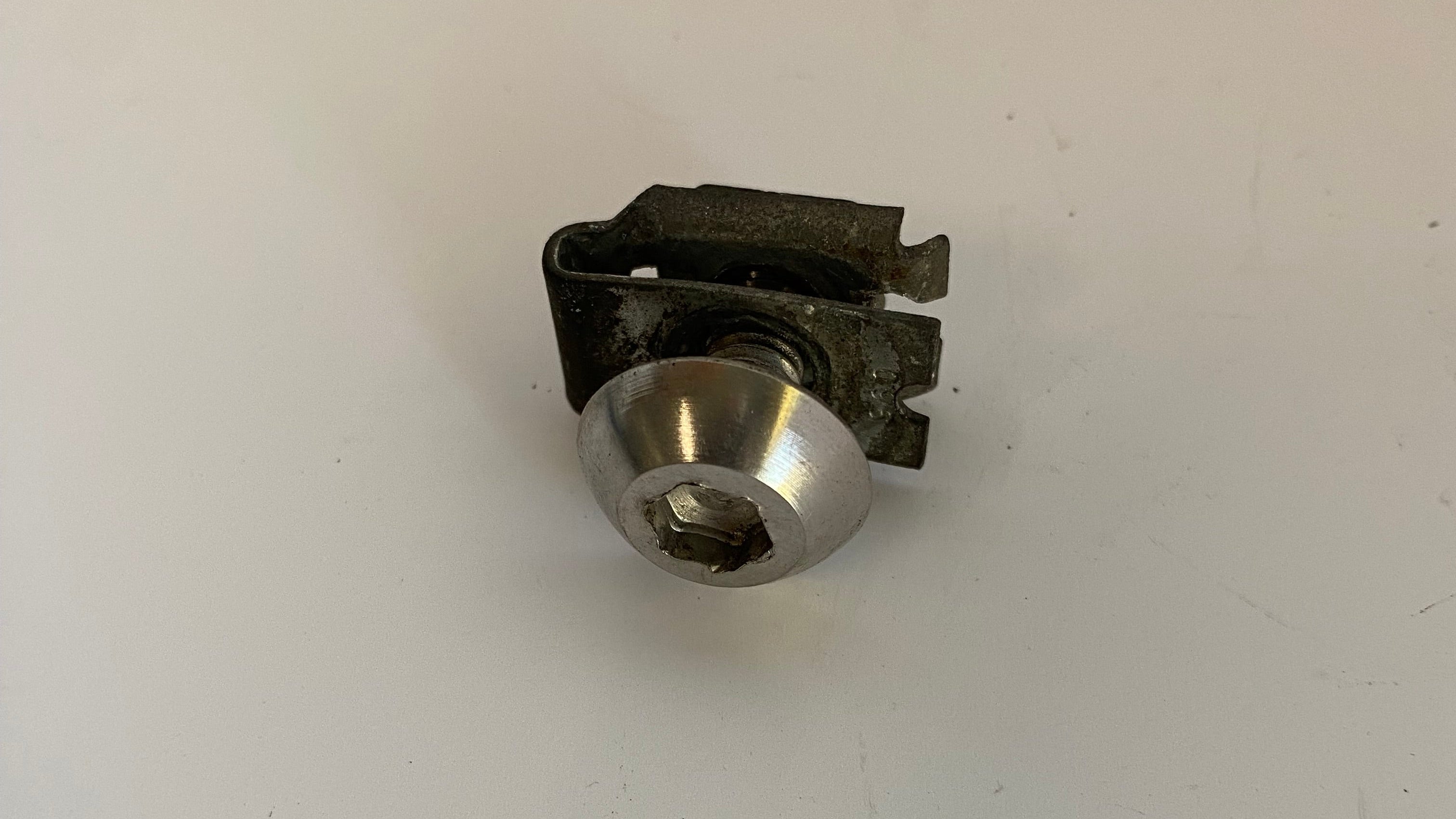 Vis + écrou serti cache latéral Touring Harley Davidson REF OEM 29283-93 & 8102