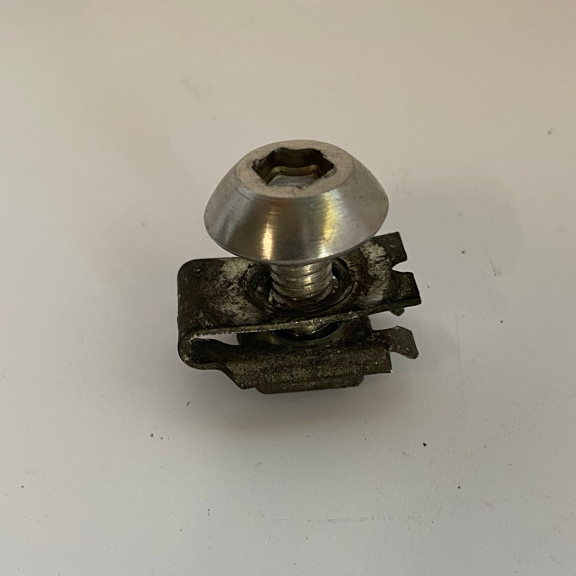 Vis + écrou serti cache latéral Touring Harley Davidson REF OEM 29283-93 & 8102