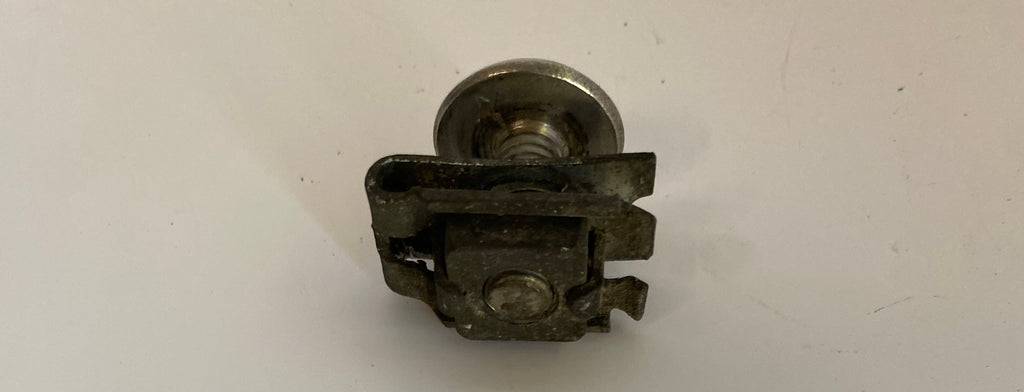 Vis + écrou serti cache latéral Touring Harley Davidson REF OEM 29283-93 & 8102