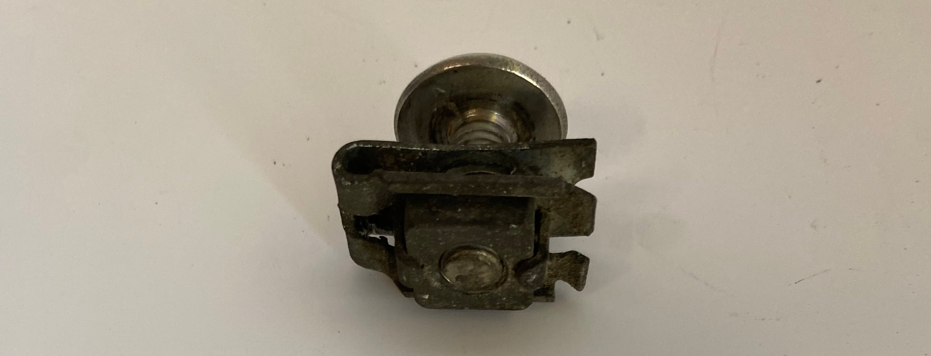 Vis + écrou serti cache latéral Touring Harley Davidson REF OEM 29283-93 & 8102