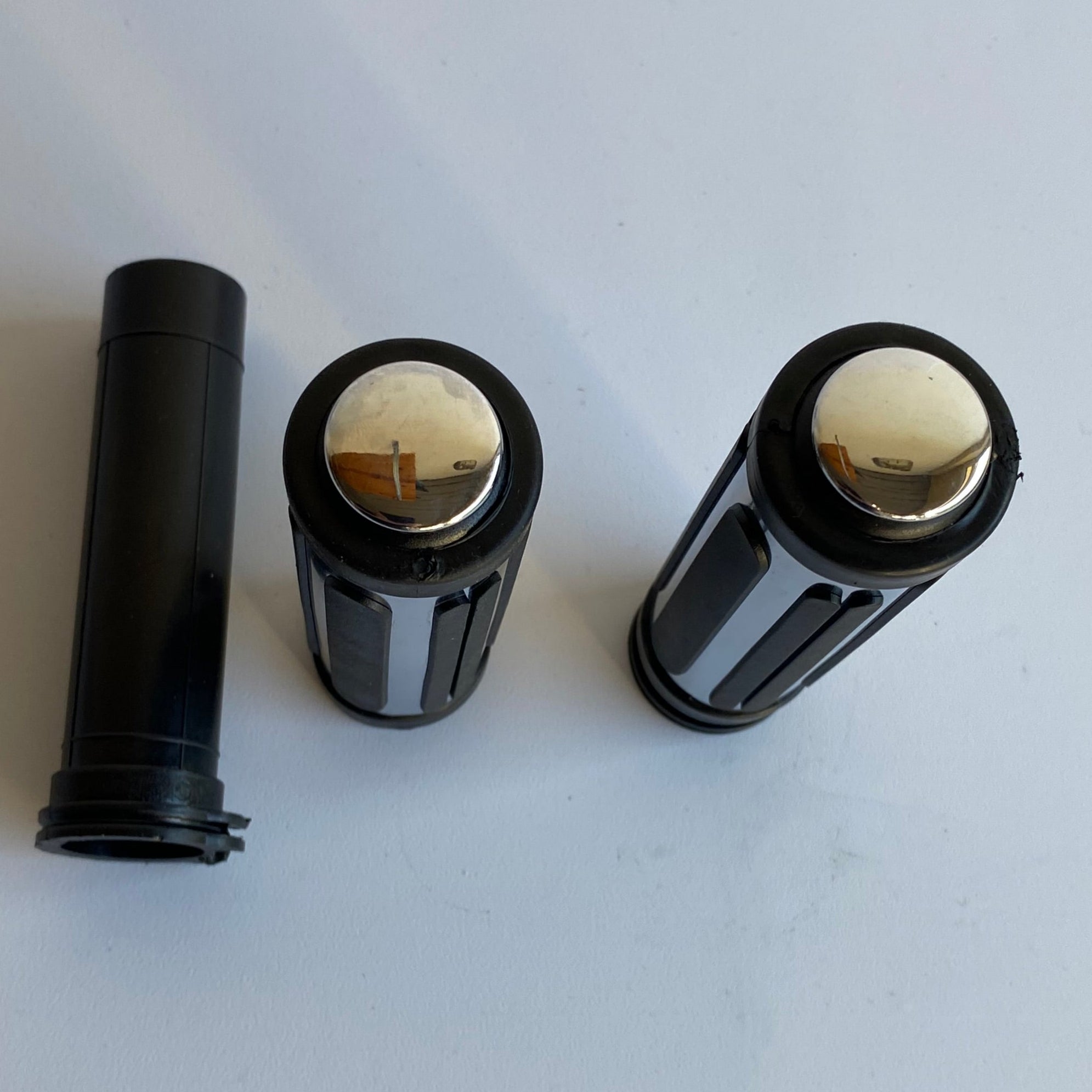 Jeu de poignées chrome/caoutchouc noir Harley Davidson REf MCS : 504729
