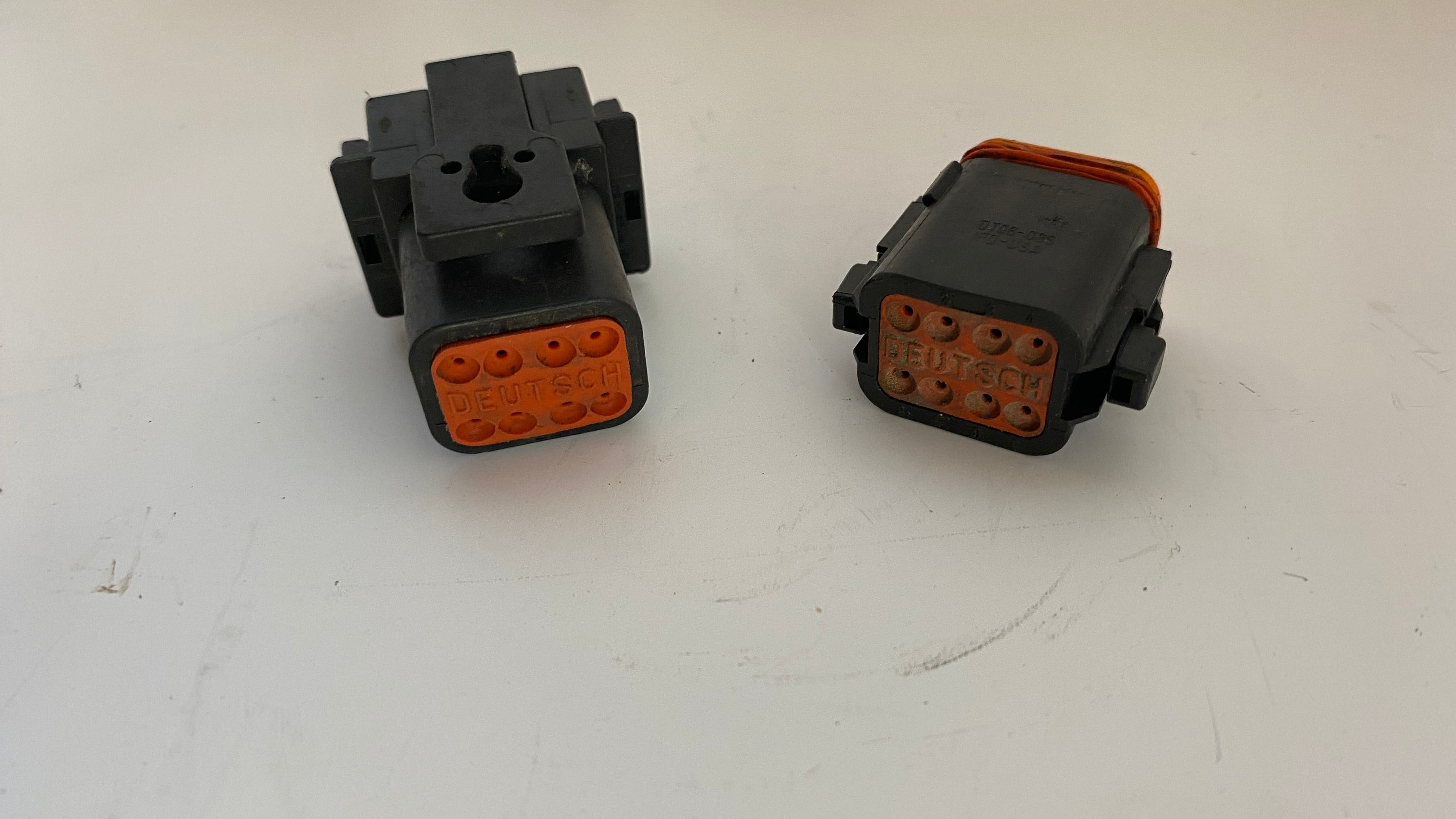 Prises Deutsch male et femelle 8 pins noirs Harley Davidson REF MCS 548151 & 548163