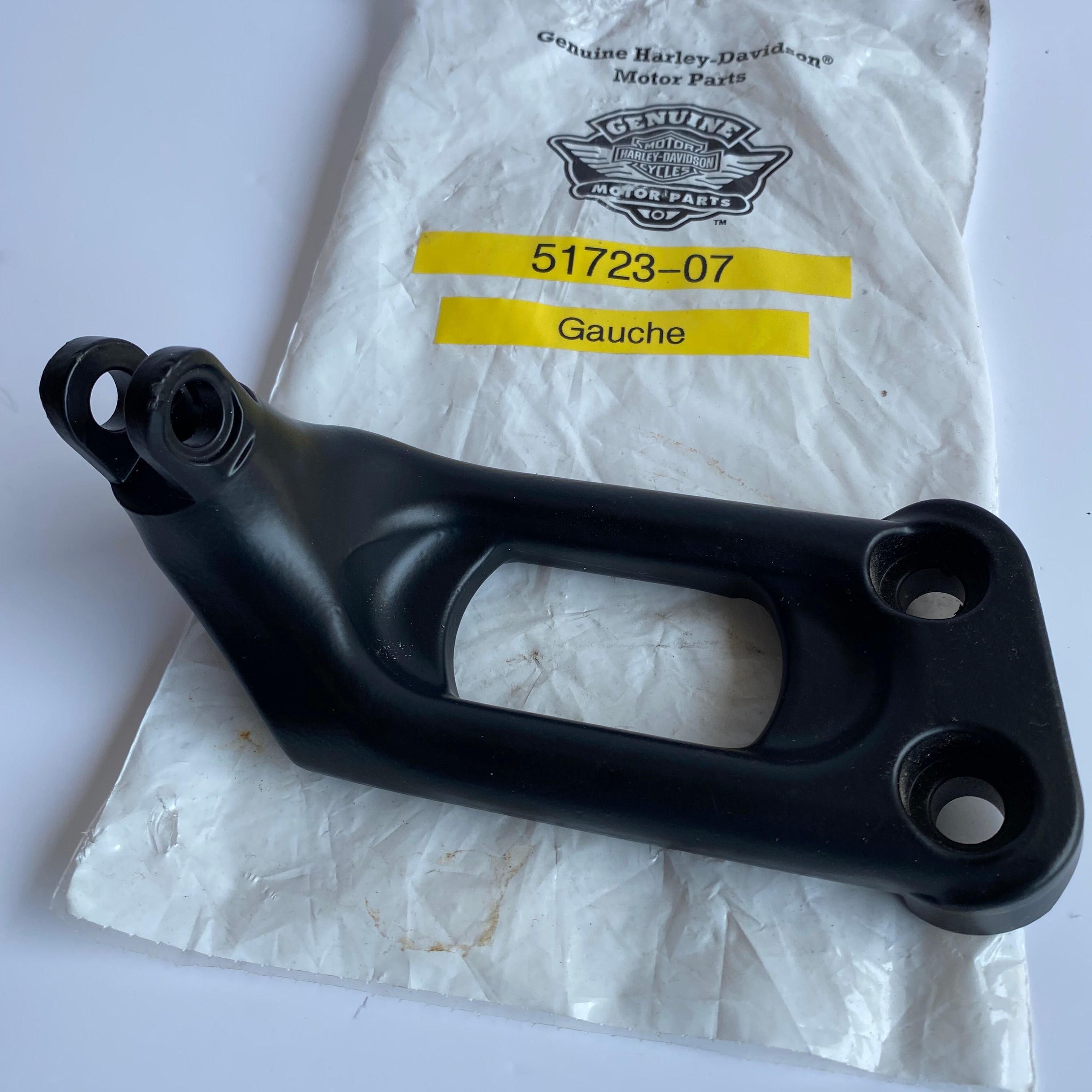 Support de cale pied gauche passager VROD Harley Davidson REF OEM 51723-07