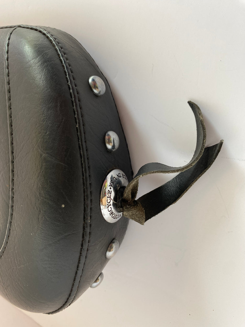 Coussin de sissy bar Mustang clous et conchos Harley Davidson
