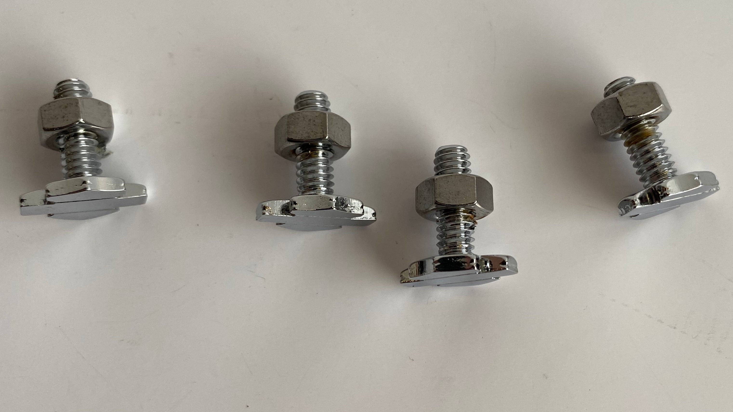 Jeu de 4 vis de plaque immatriculation Bar & Shield chromés Harley Davidson