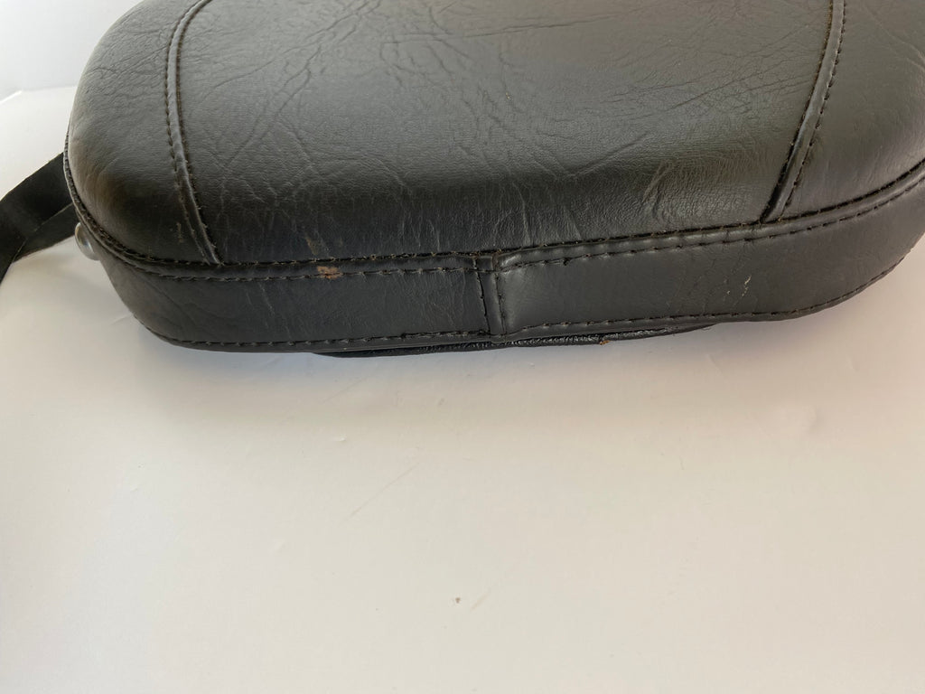Coussin de sissy bar Mustang clous et conchos Harley Davidson