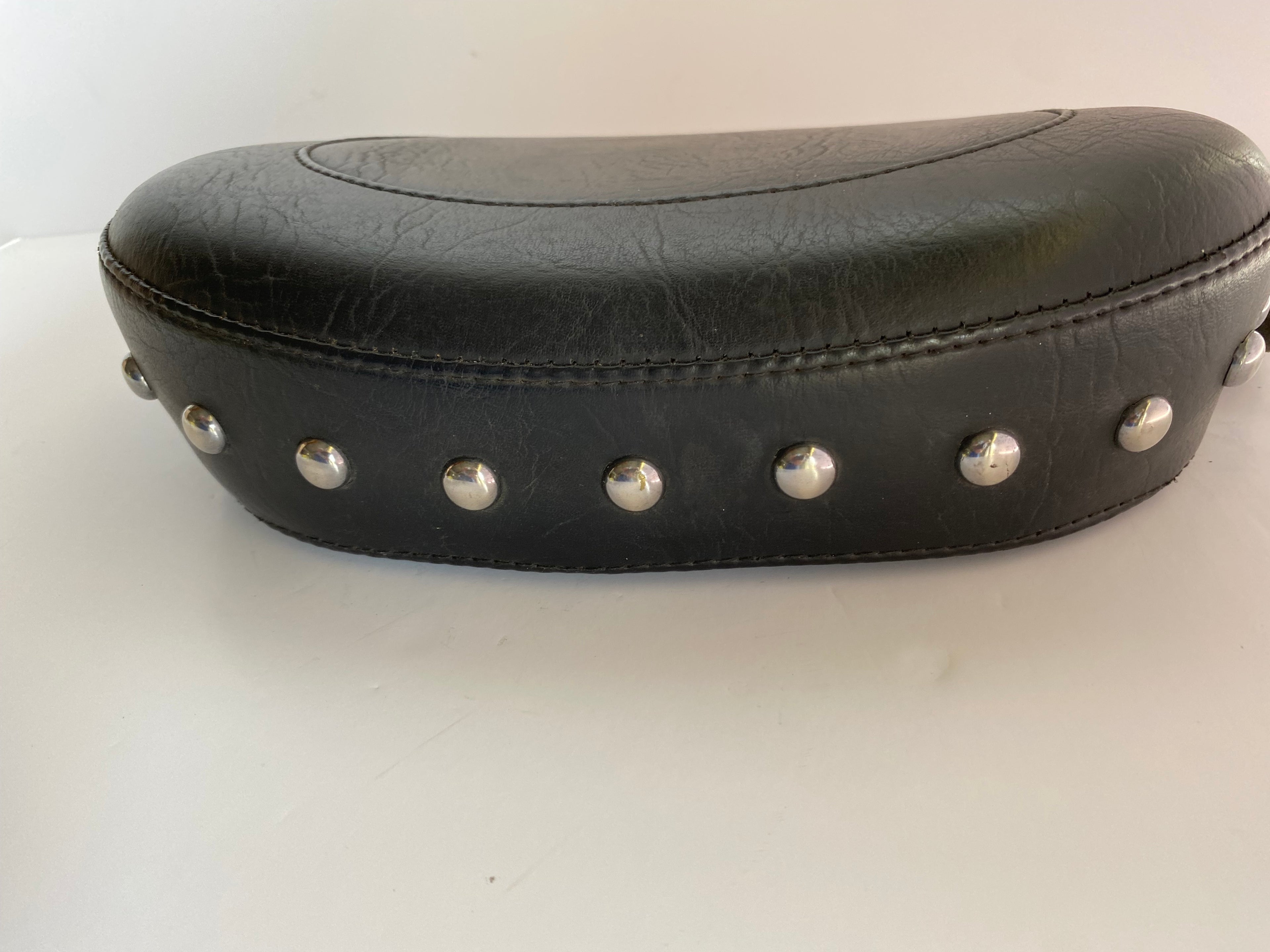 Coussin de sissy bar Mustang clous et conchos Harley Davidson
