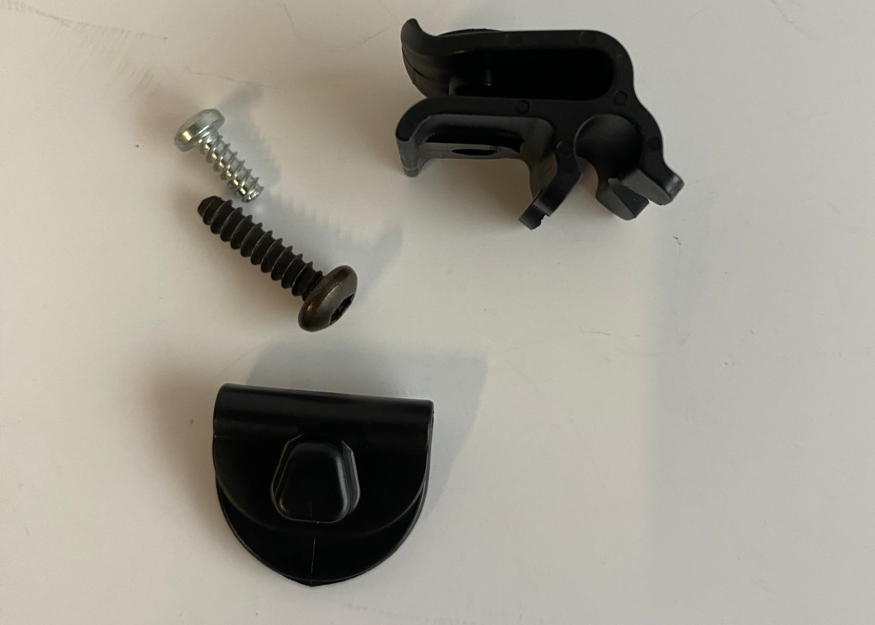 Kit de fixation avant pour cache batterie Sportster Harley Davidson REF OEM 70416-04D